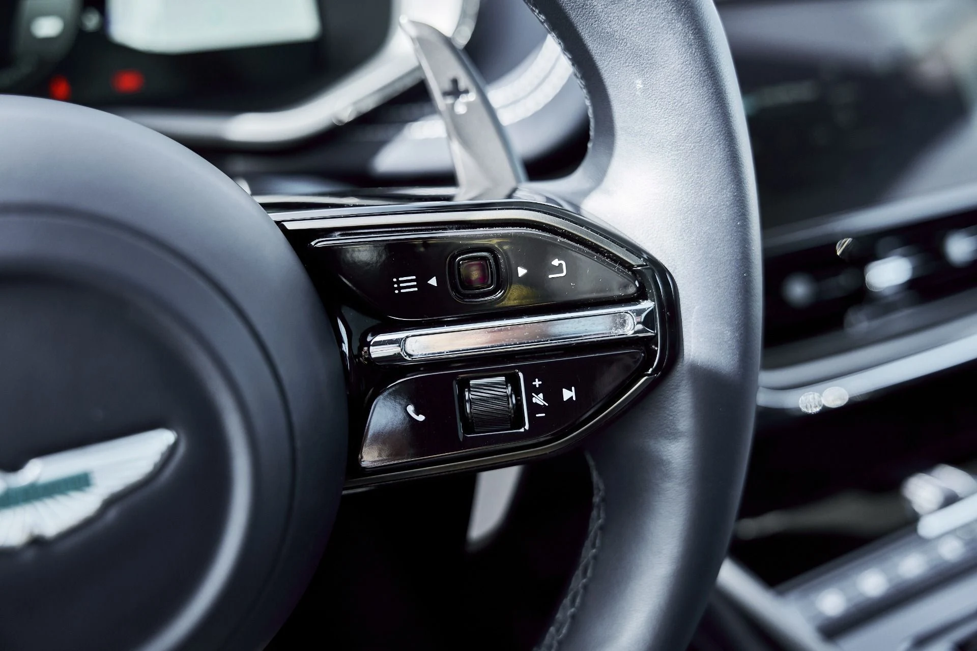 mph055_838972885_Used_2025_Aston_Martin_DBX_707_1771642298_7bbe234b7b