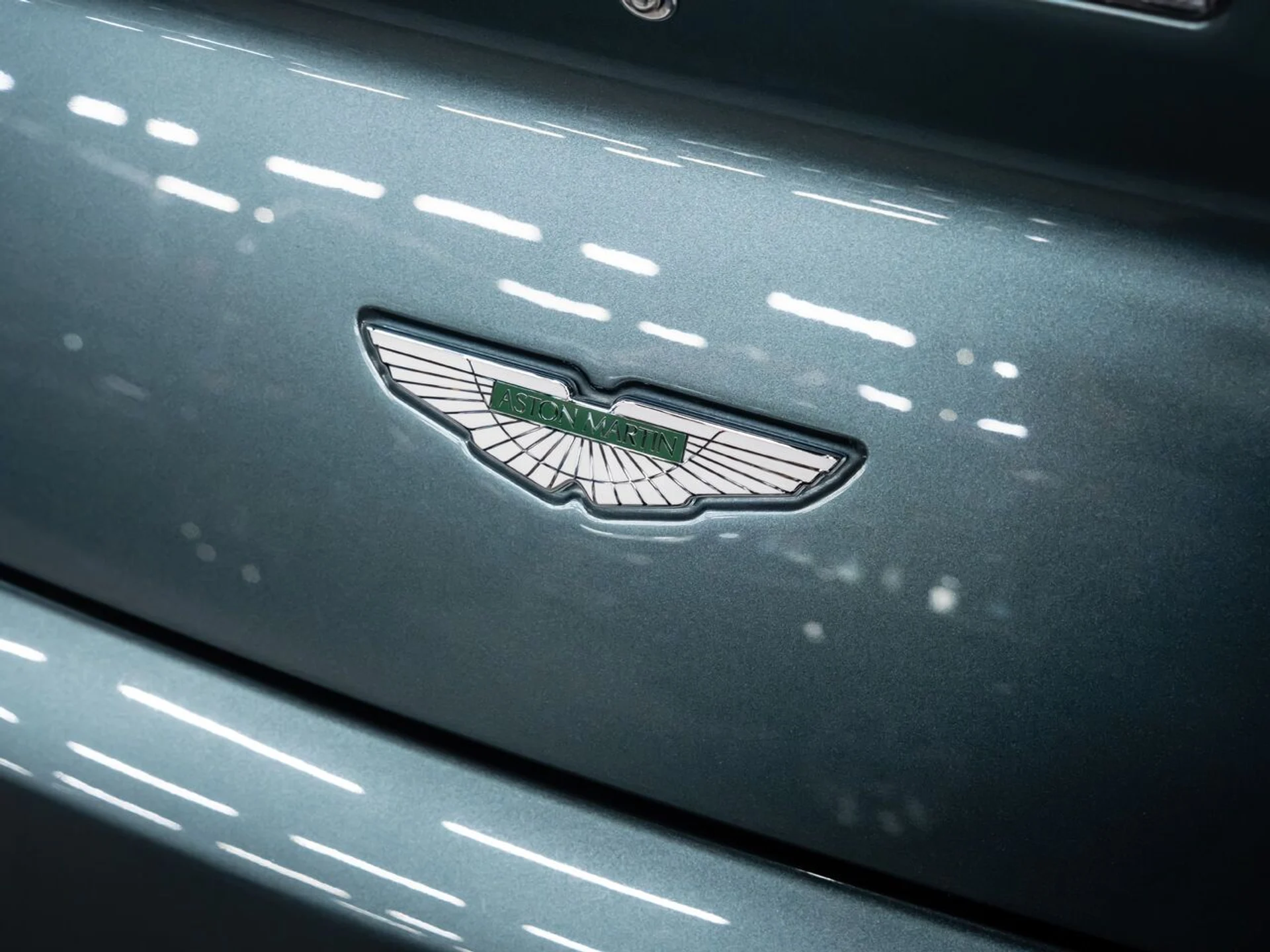 mph055_877514761_aston_martin_v8_vantage_2015_d6d75eccda
