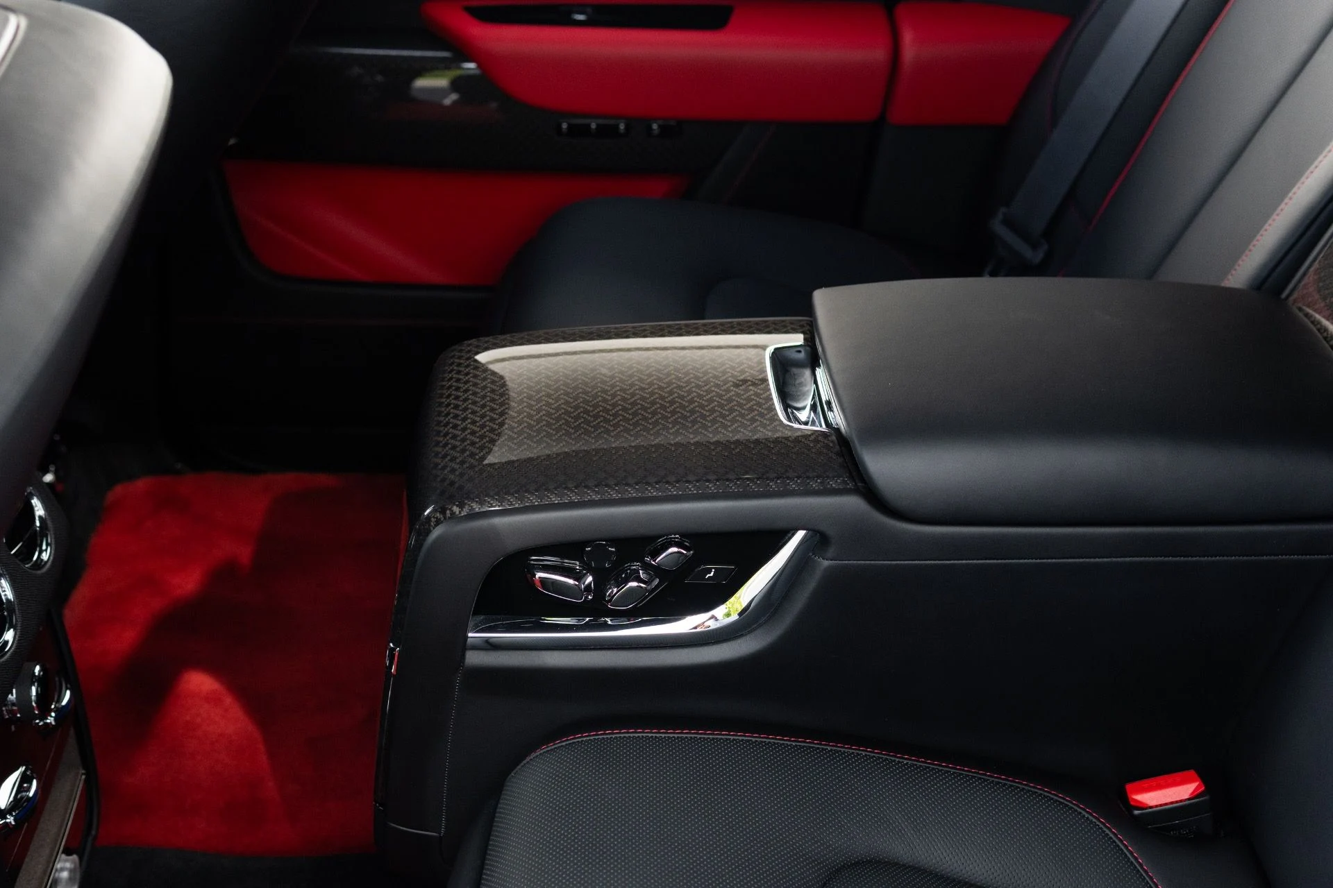 mph055_955171969_Used_2022_Rolls_Royce_Black_Badge_Cullinan_1776130970_3b4b26a022