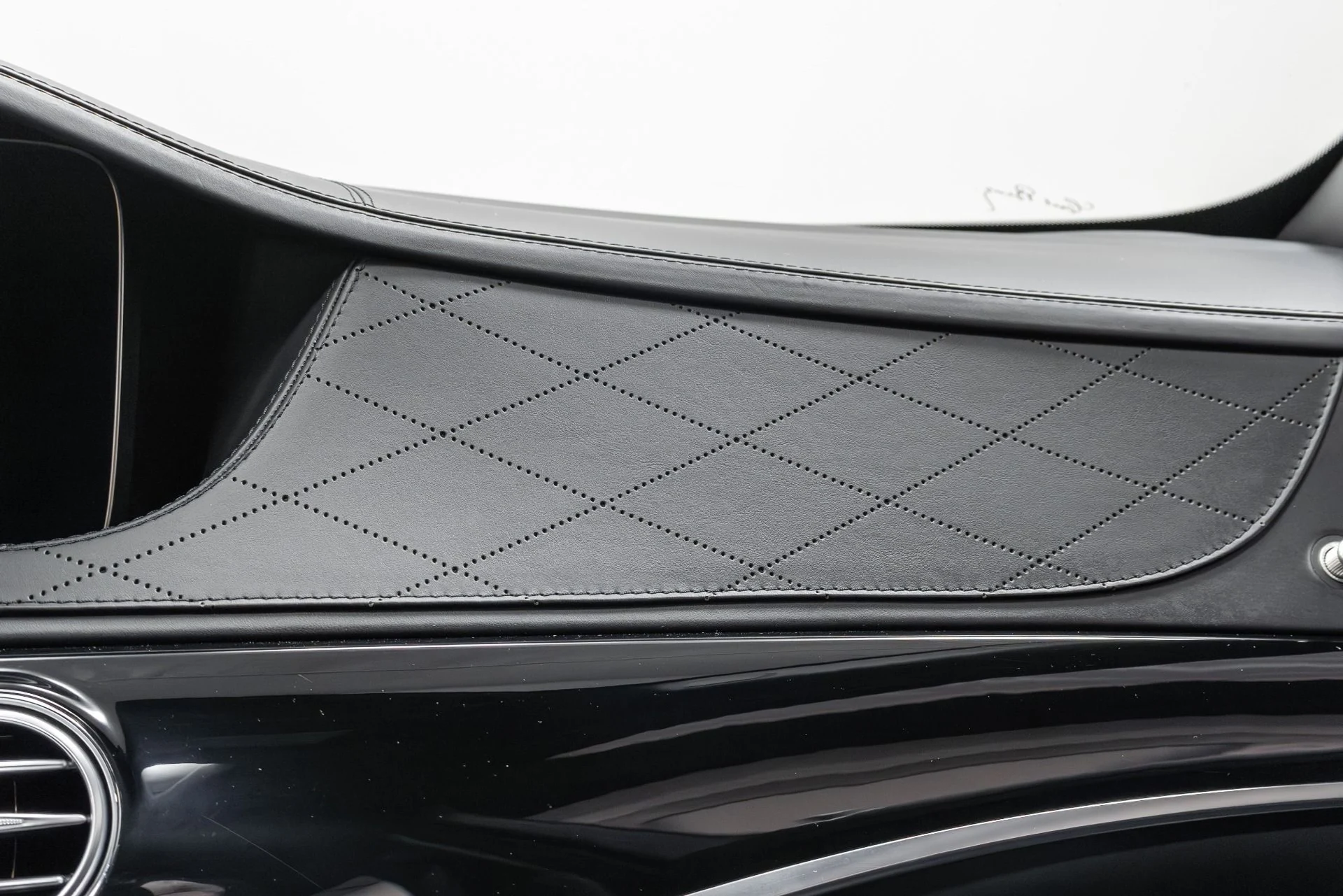 mph056_1007159695_Used_2019_Mercedes_Benz_S_Class_Maybach_S_650_1763220907_7e458bc68d