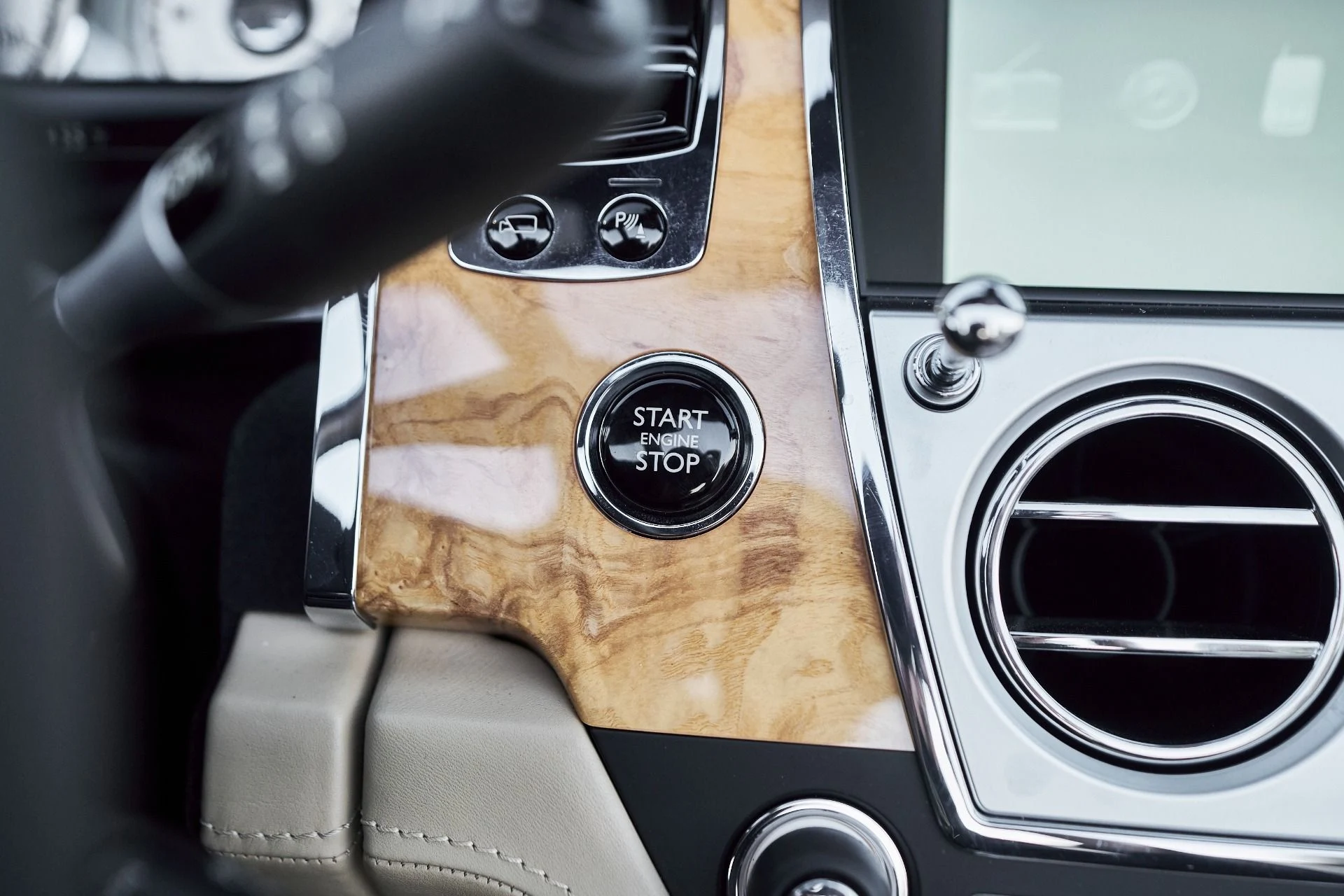 mph056_1014797296_Used_2017_Rolls_Royce_Dawn_Base_1764730538_57e05e69f6