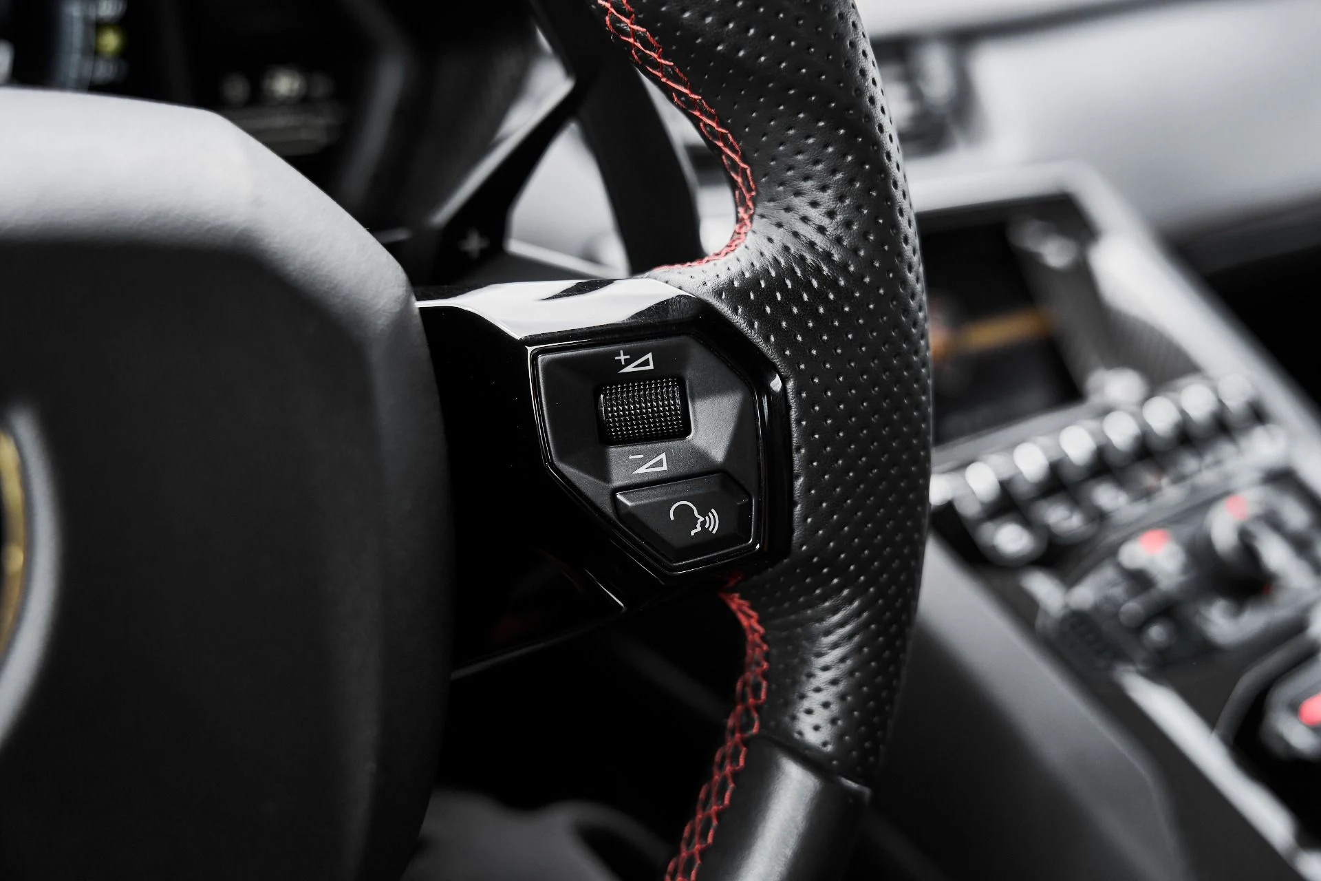 mph056_1173579158_Used_2018_Lamborghini_Aventador_S_Base_1775006922_ecc66ec30c