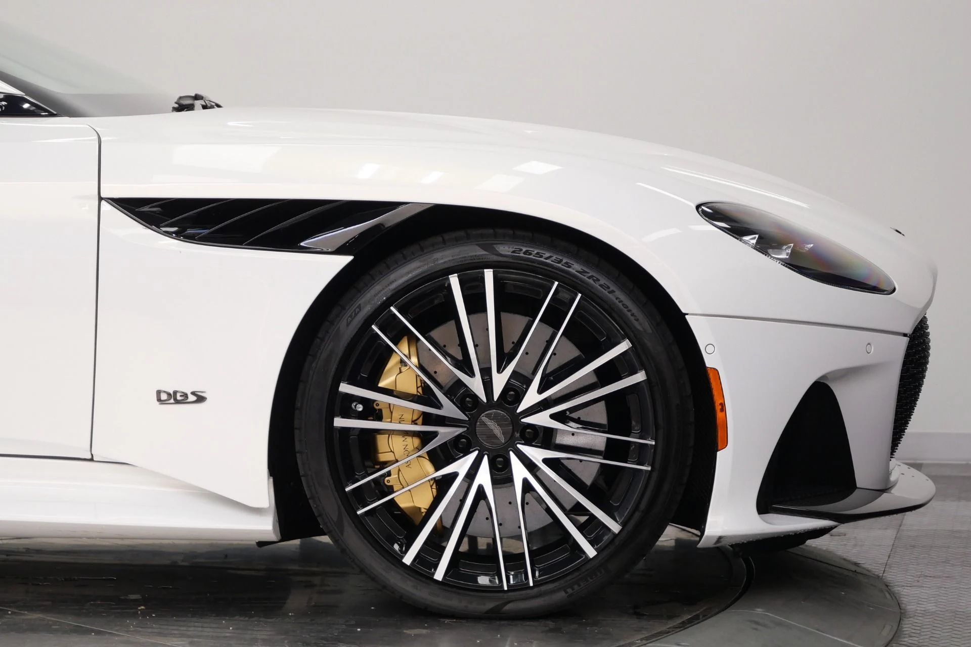 mph056_1176541603_Used_2022_Aston_Martin_DBS_Superleggera_Volante_715_Horsepower_Low_Miles_Two_Tone_Interior_1780071319_aafdb282ac