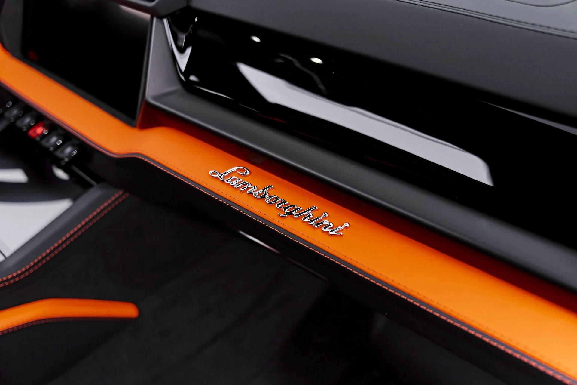 mph056_1283197785_Used_2025_Lamborghini_Urus_SE_1788282751_a9d00783a6