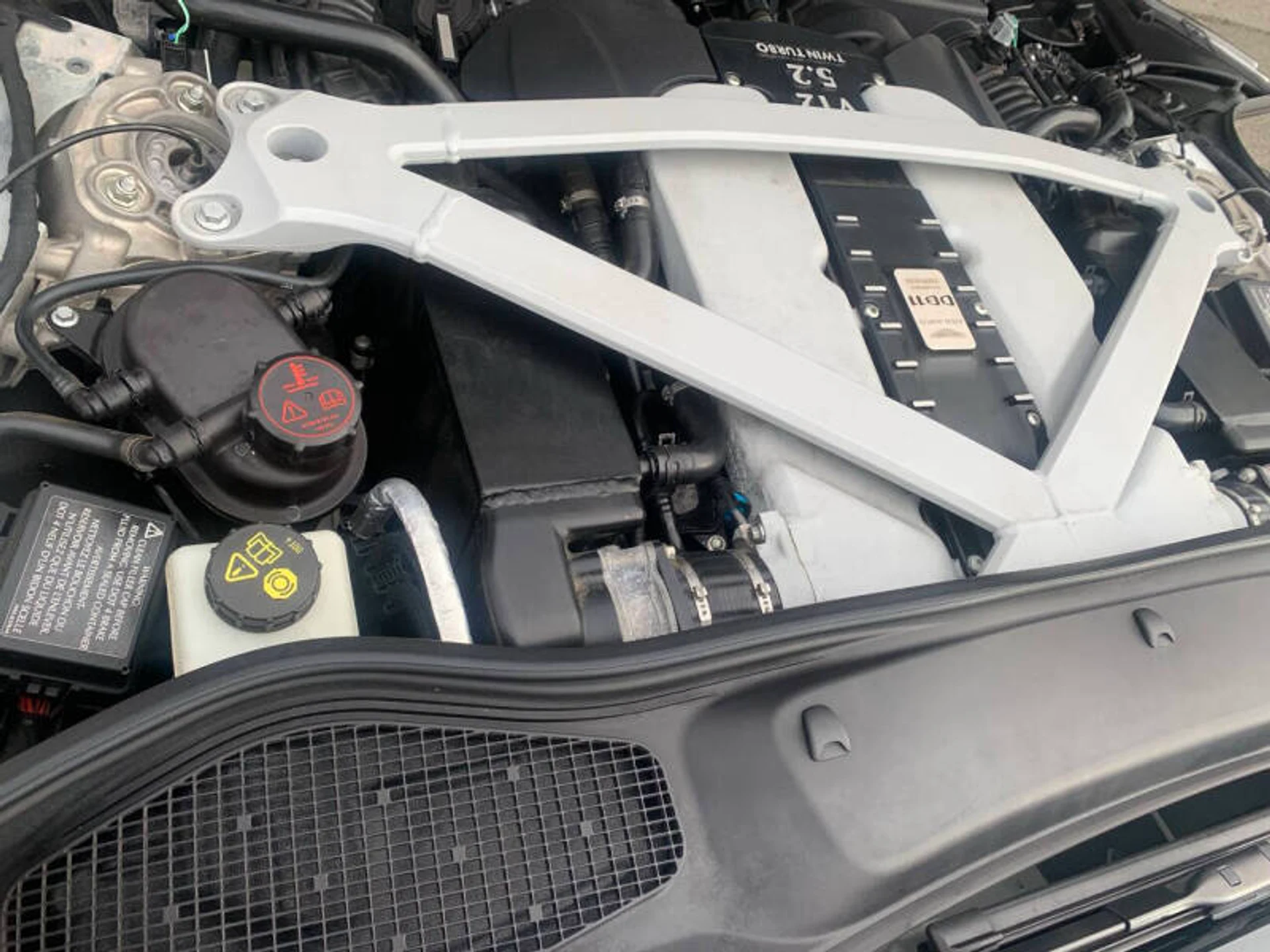 mph056_1476913000_2018_aston_martin_db11_v12_2dr_coupe_66bda81320