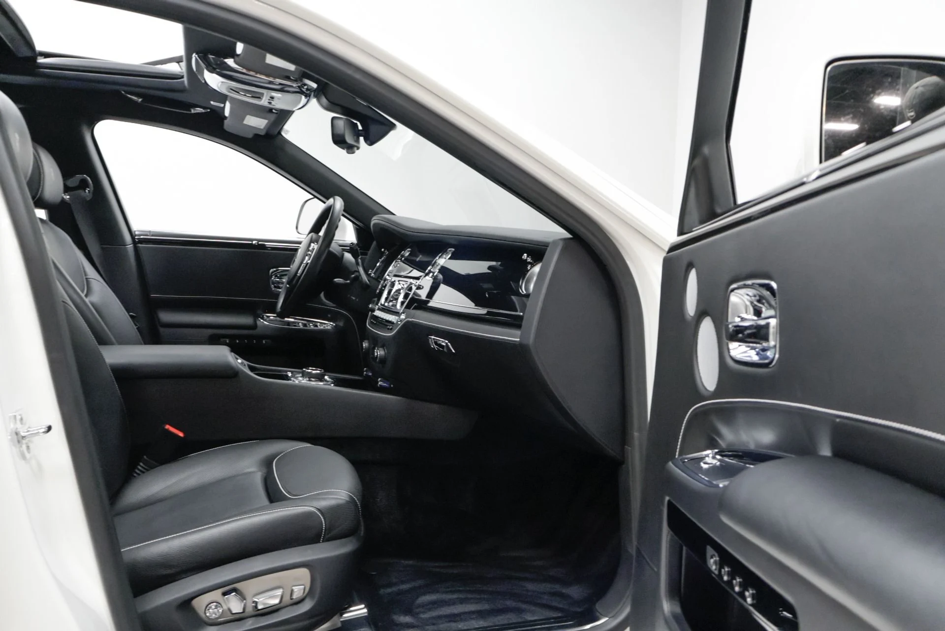 mph056_1490465658_Used_2016_Rolls_Royce_Ghost_Base_1761576592_bca169c22e