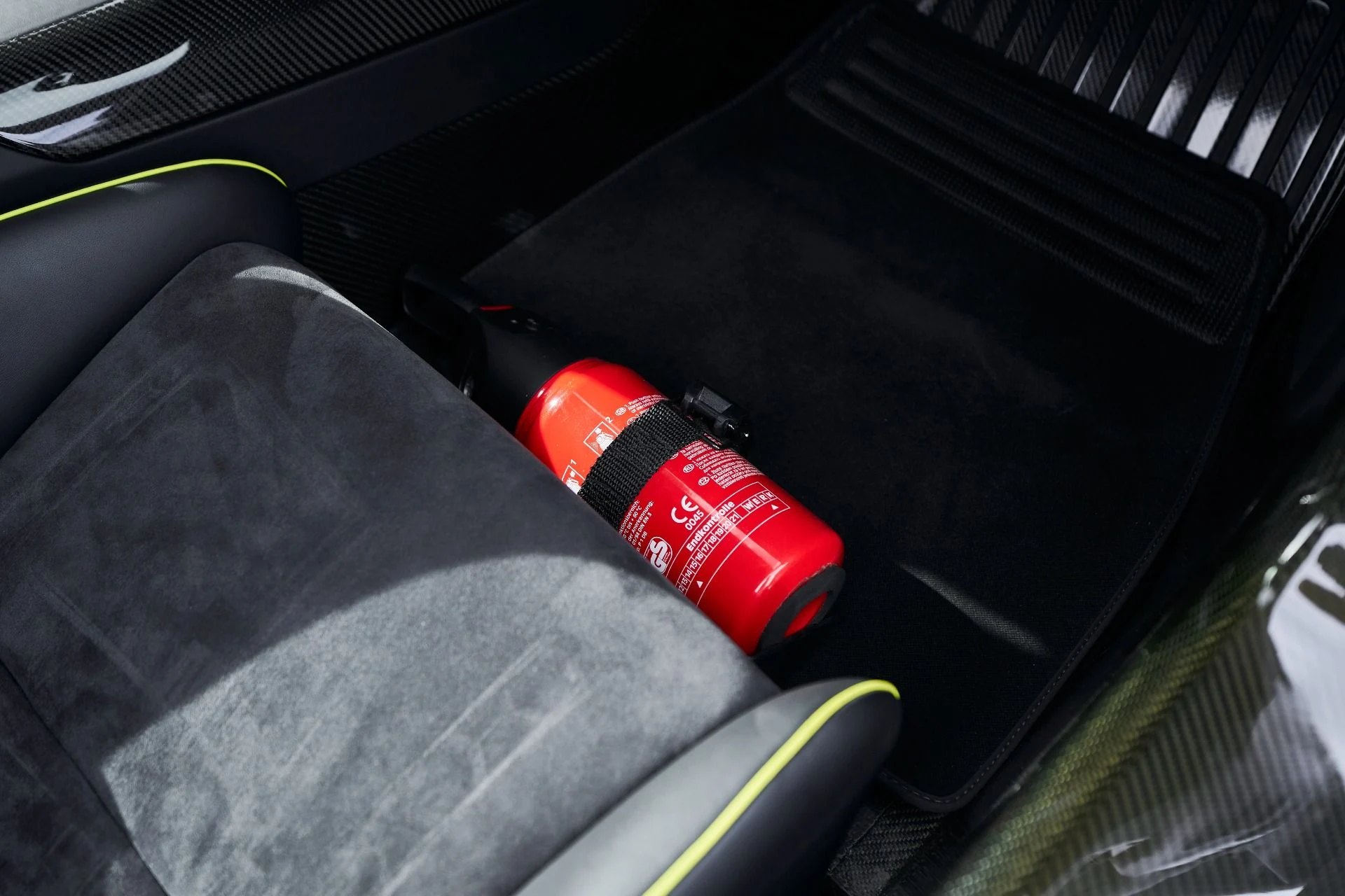 mph056_1509535249_Used_2015_Porsche_918_Spyder_w_Weissach_Package_1764874366_ba4c18e01f