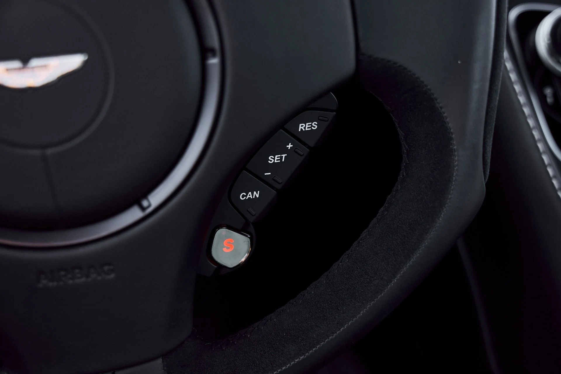 mph056_15967383_Used_2014_Aston_Martin_Vanquish_V12_1773193824_3133995158