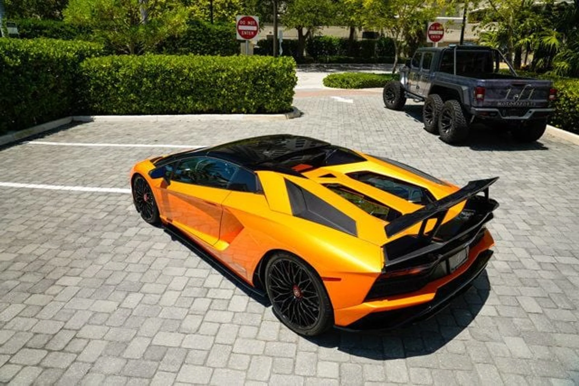 mph056_1743371922_used_2018_lamborghini_aventador_sroadster_14354_22897283_57_640_671c5bff32