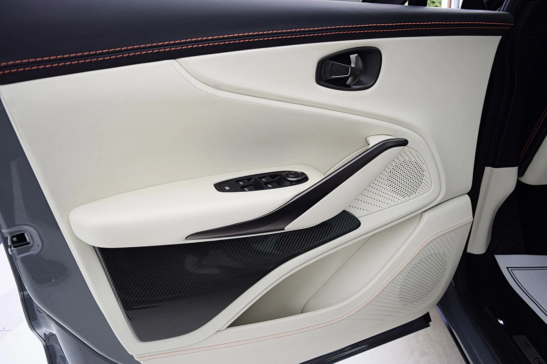 mph056_182886190_Used_2022_Aston_Martin_DBX_34bc85a366