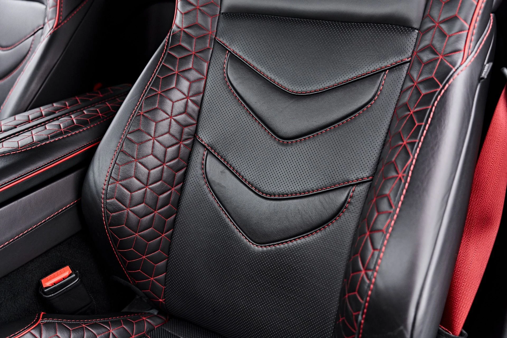 mph056_1855826914_Used_2019_Aston_Martin_DBS_Superleggera_1791337512_6fdefdd476