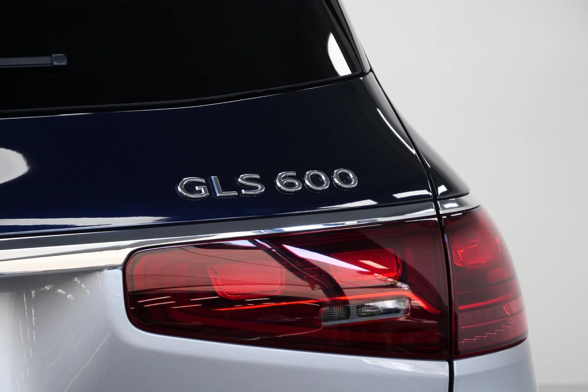 mph056_1875235495_Used_2024_Mercedes_Benz_Maybach_GLS_600_4_MATIC_Factory_Two_Tone_paint_Polished_Wheels_Loaded_1774374618_4d62c8eda0