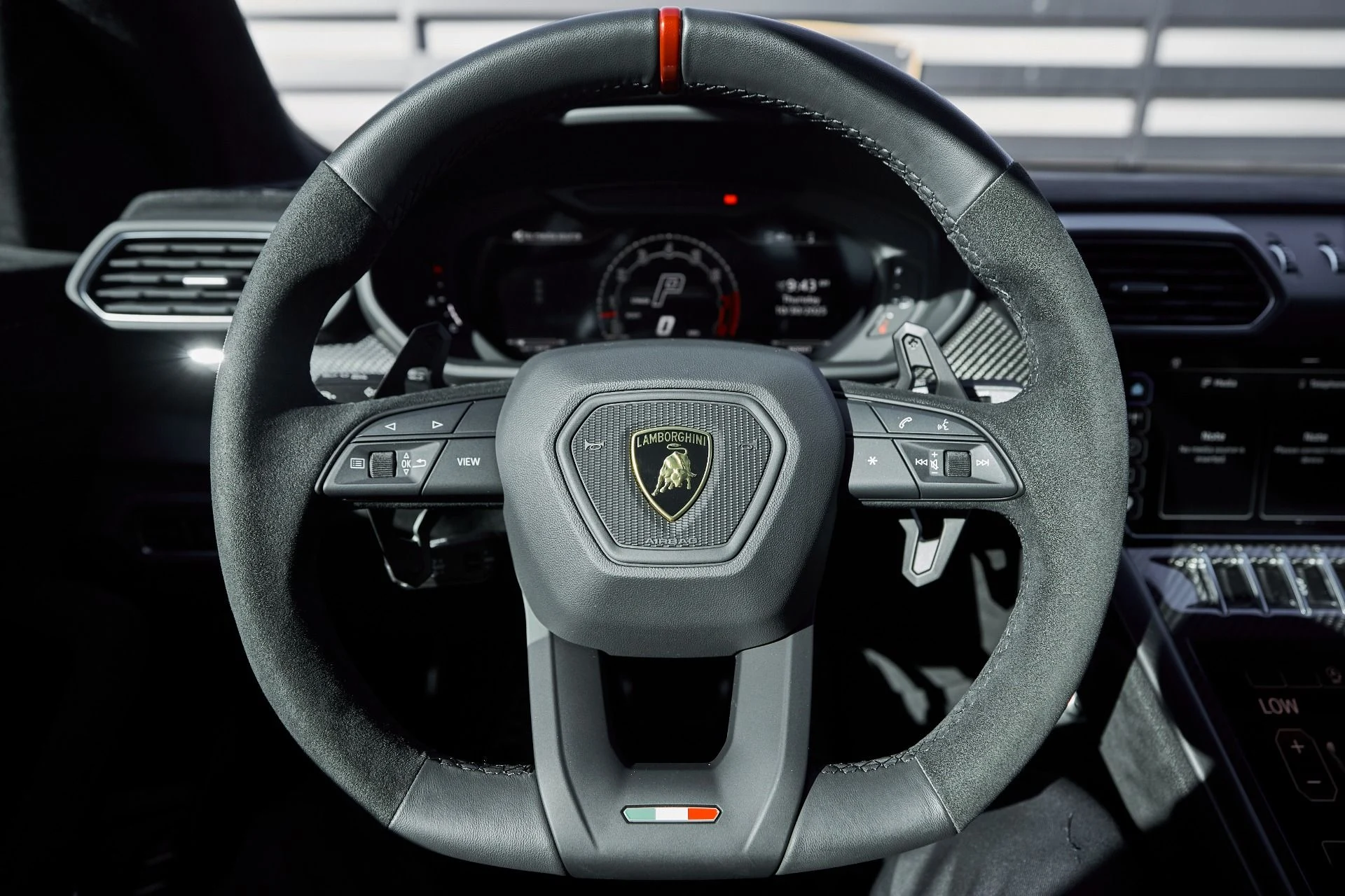 mph056_1878932176_Used_2023_Lamborghini_Urus_Performante_1761860861_fccb2e4d37