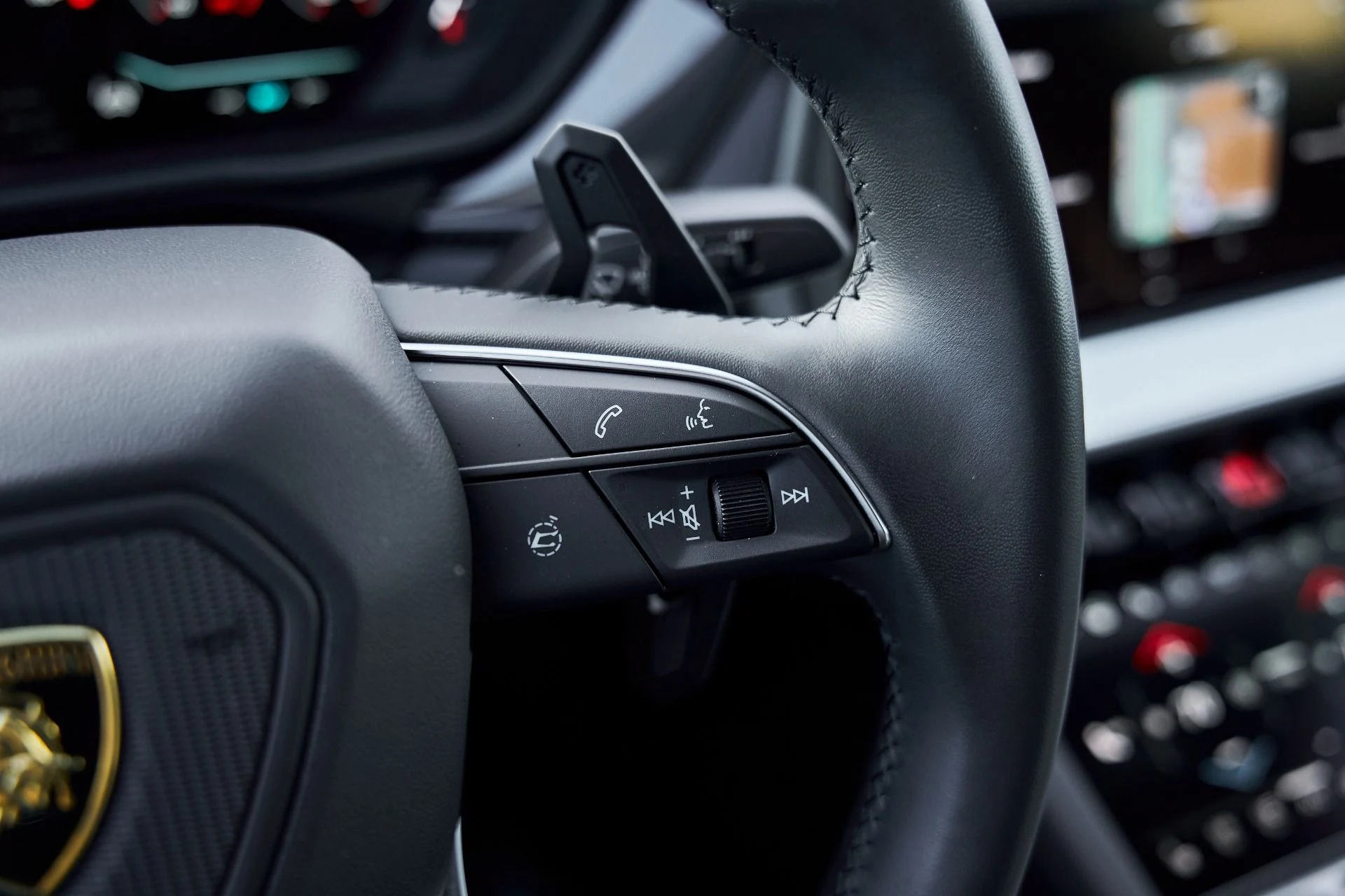 mph056_1904300656_Used_2025_Lamborghini_Urus_SE_1767720909_0549a78ebd