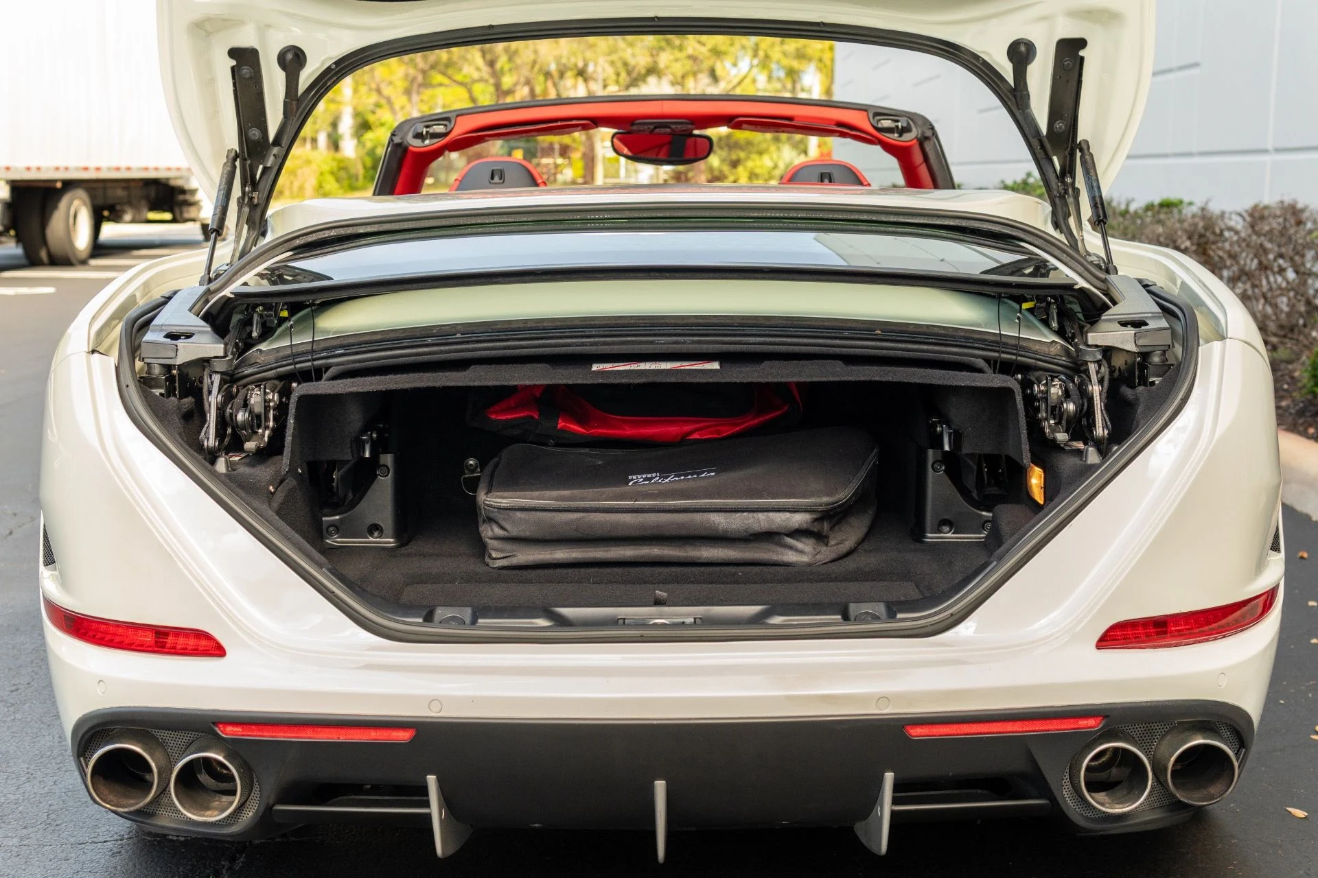 mph056_1935637197_Used_2017_Ferrari_California_T_1767901173_34a31e9925