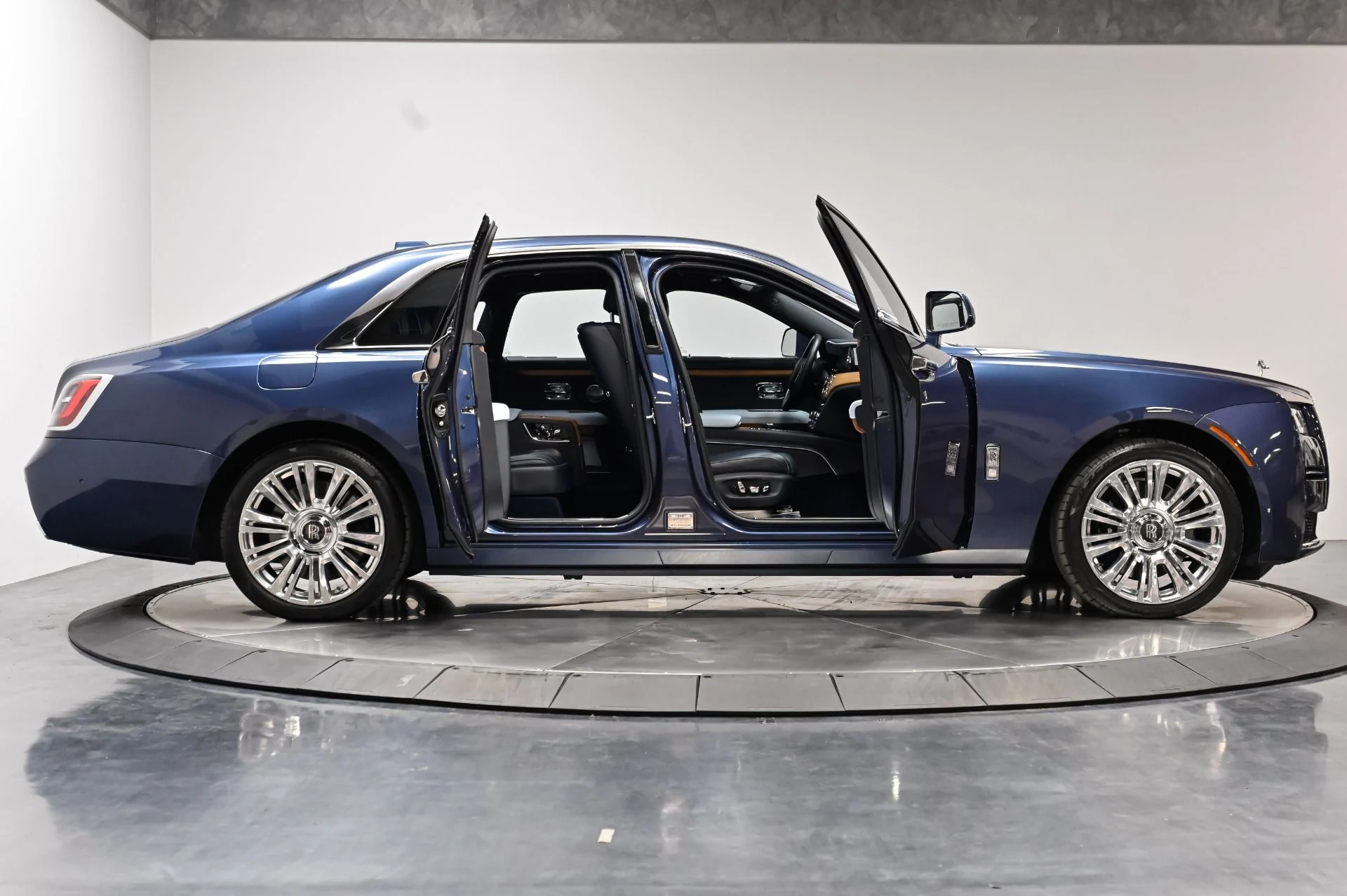 mph056_2003912995_Used_2021_Rolls_Royce_Ghost_Base_1788893206_250228c5bc