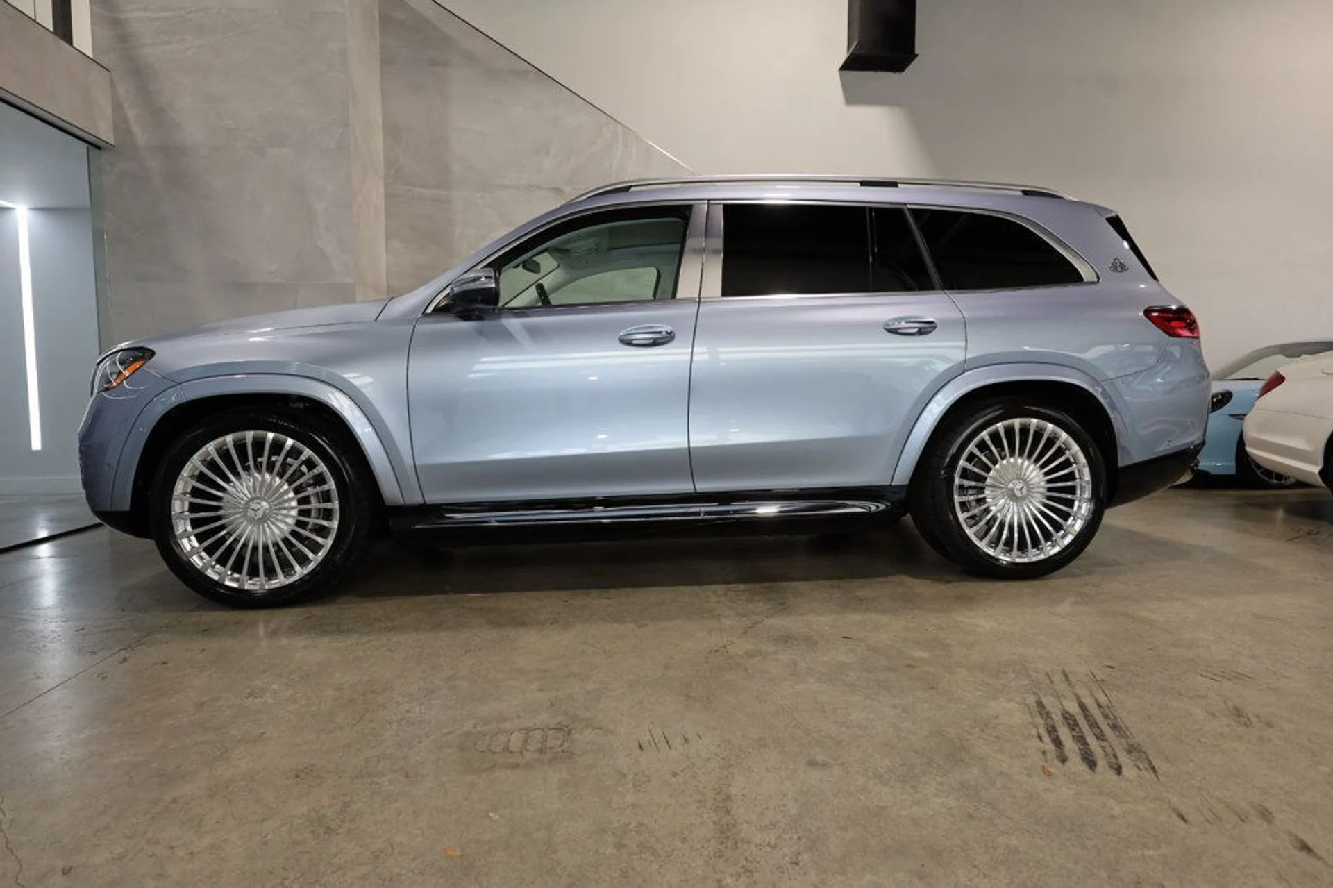 mph056_2046741979_used_2025_mercedes_benz_gls_maybachgls6004maticsuv_6305_23033193_57_1024_f0685975a2