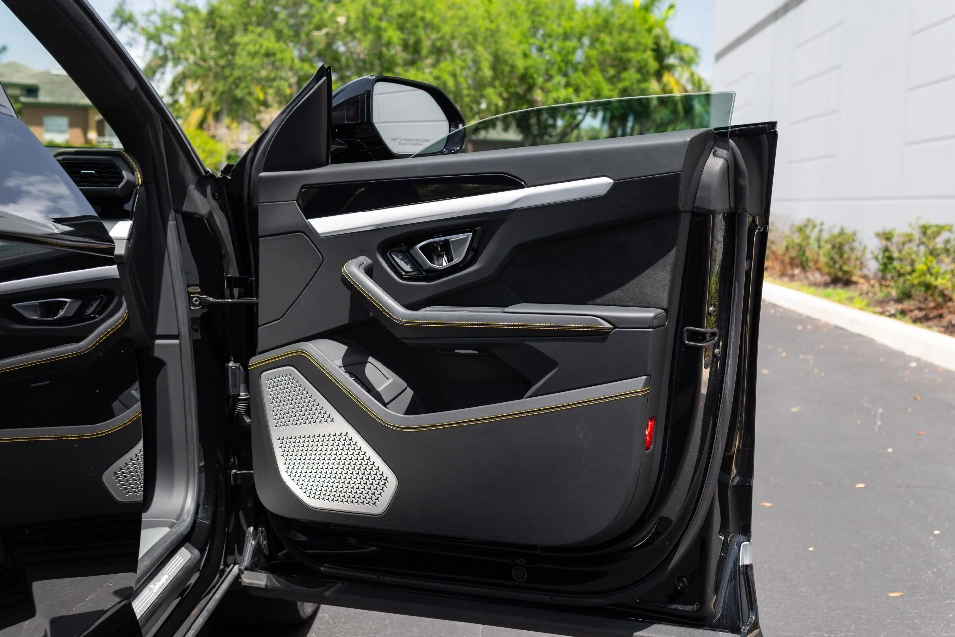 mph056_2147570901_Used_2022_Lamborghini_Urus_1776127481_8983874ec4