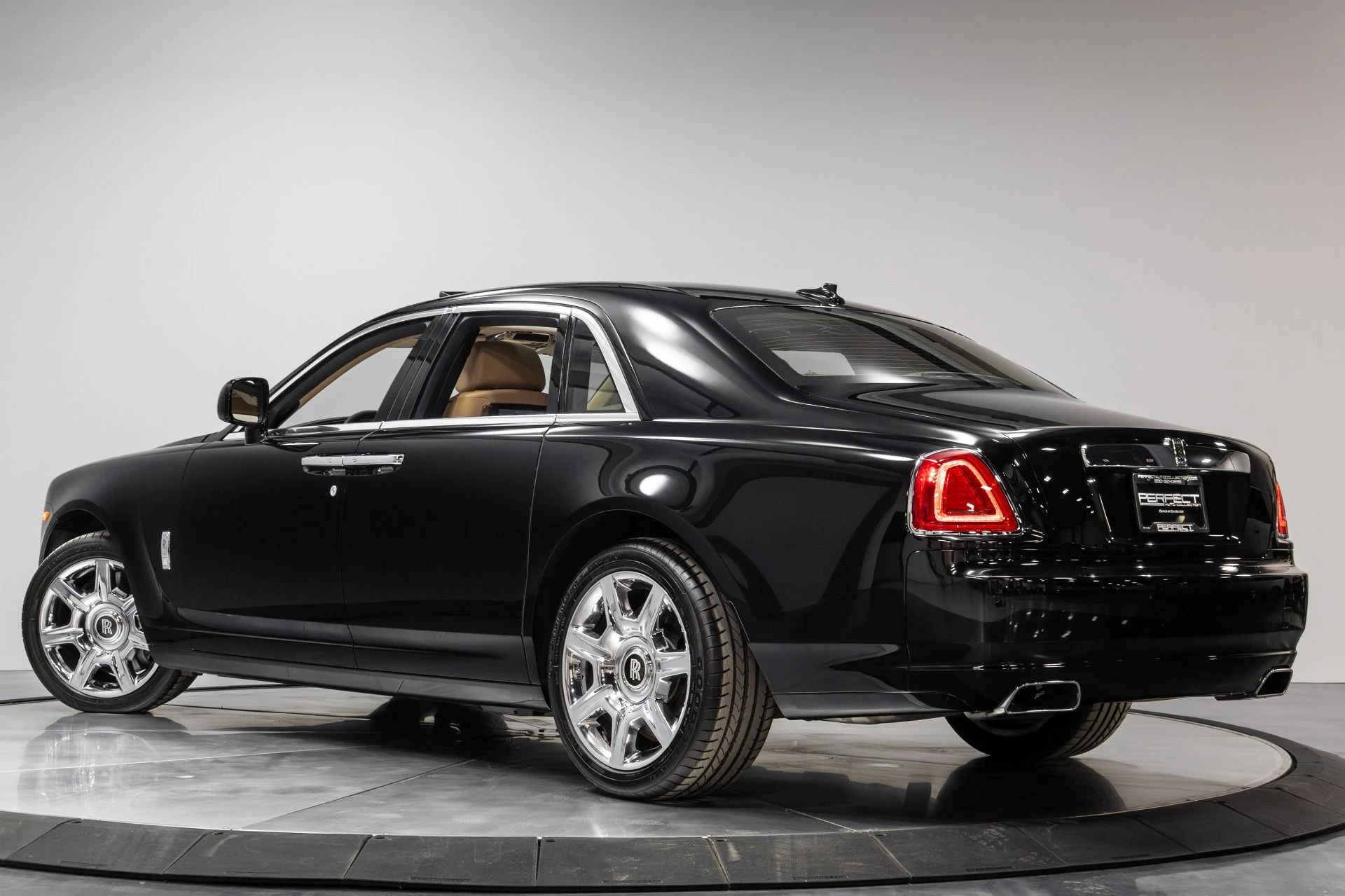 mph056_2161112879_Used_2011_Rolls_Royce_Ghost_1771348774_c919982b8b