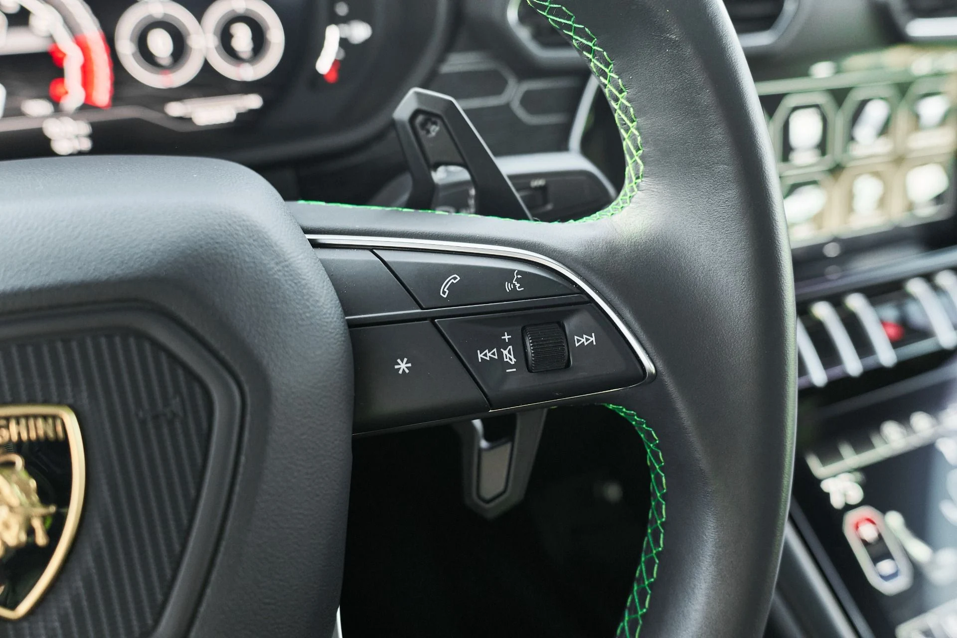 mph056_2217411203_Used_2021_Lamborghini_Urus_1765854553_6435e78c63