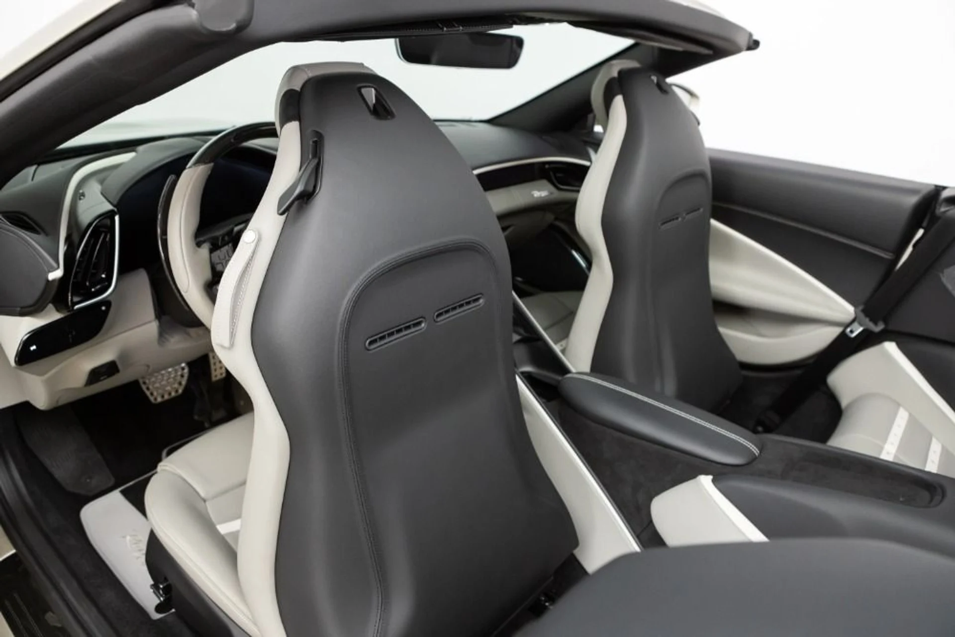 mph056_2296171312_Used_2024_Ferrari_Roma_Spider_5b68666ac7