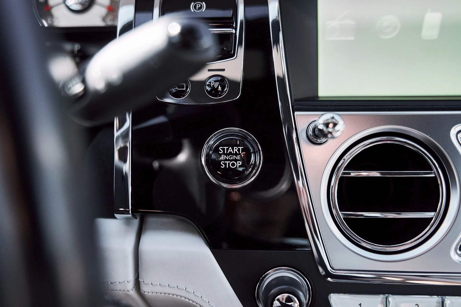 mph056_2331994502_Used_2015_Rolls_Royce_Wraith_1770669892_a565eea6d5