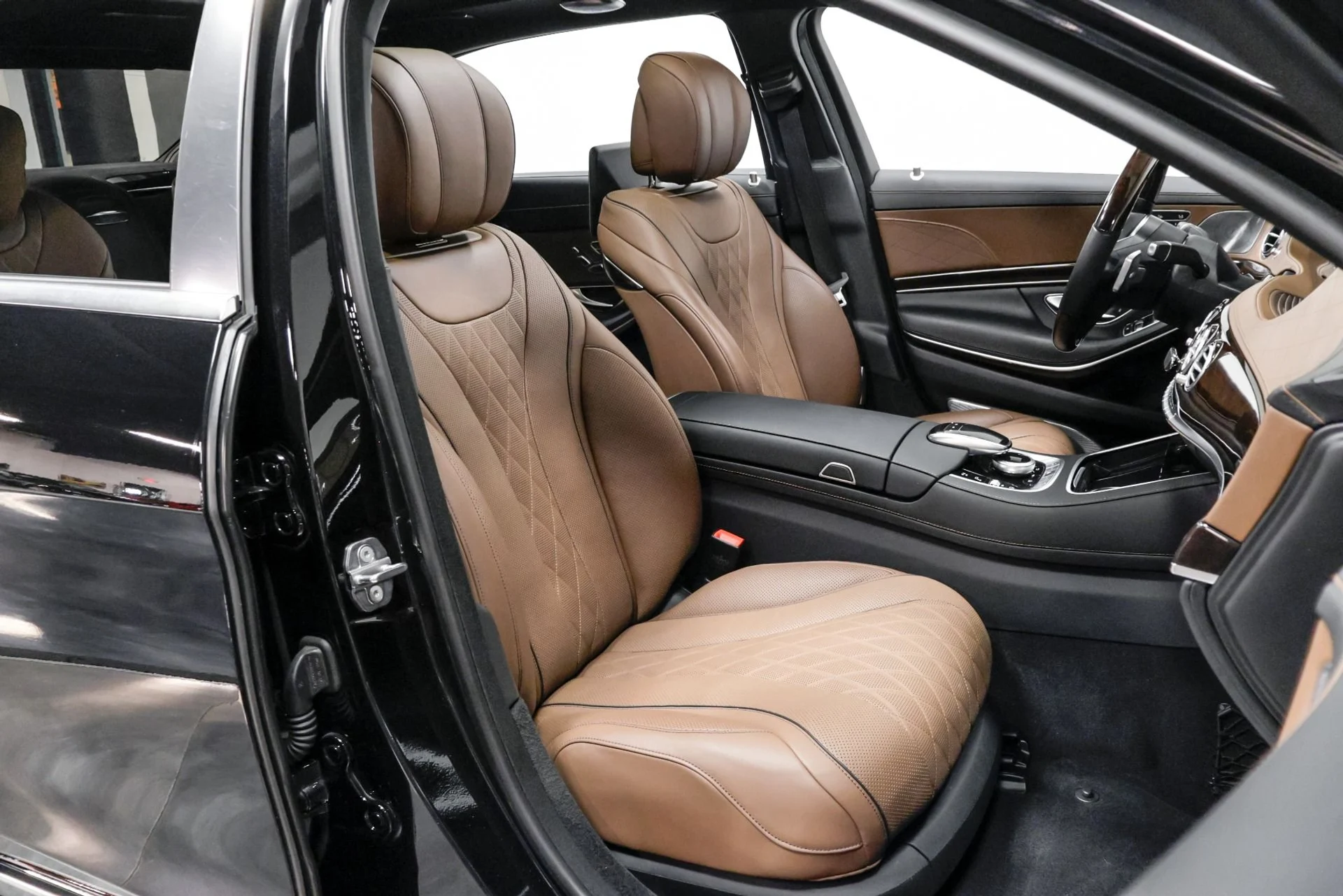 mph056_2397445661_Used_2019_Mercedes_Benz_S_Class_Maybach_S_560_4_MATIC_1761681414_7ed70c55ee