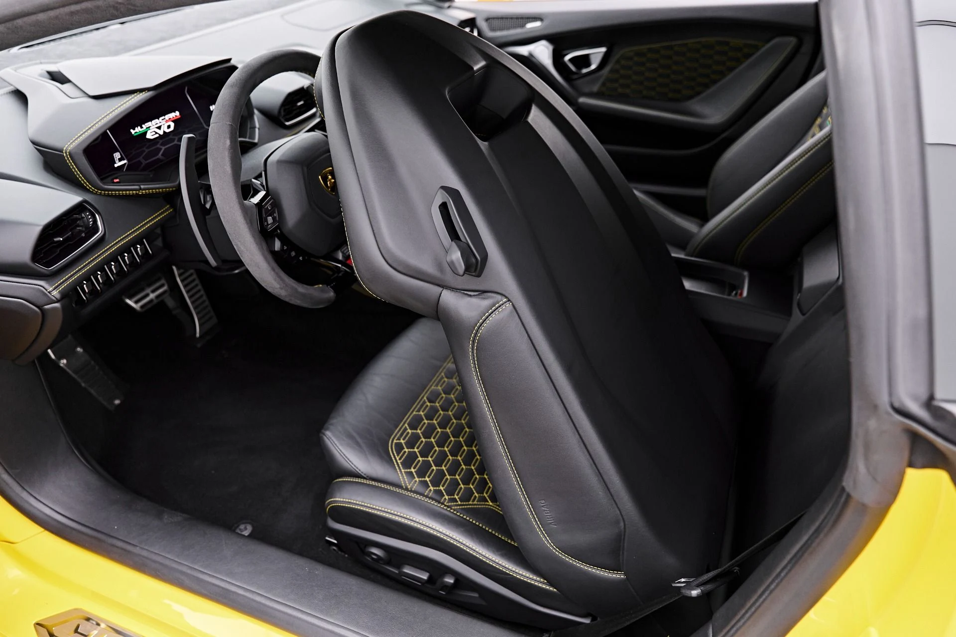 mph056_2438969013_Used_2022_Lamborghini_Huracan_EVO_Base_1787357895_96a13d5d05