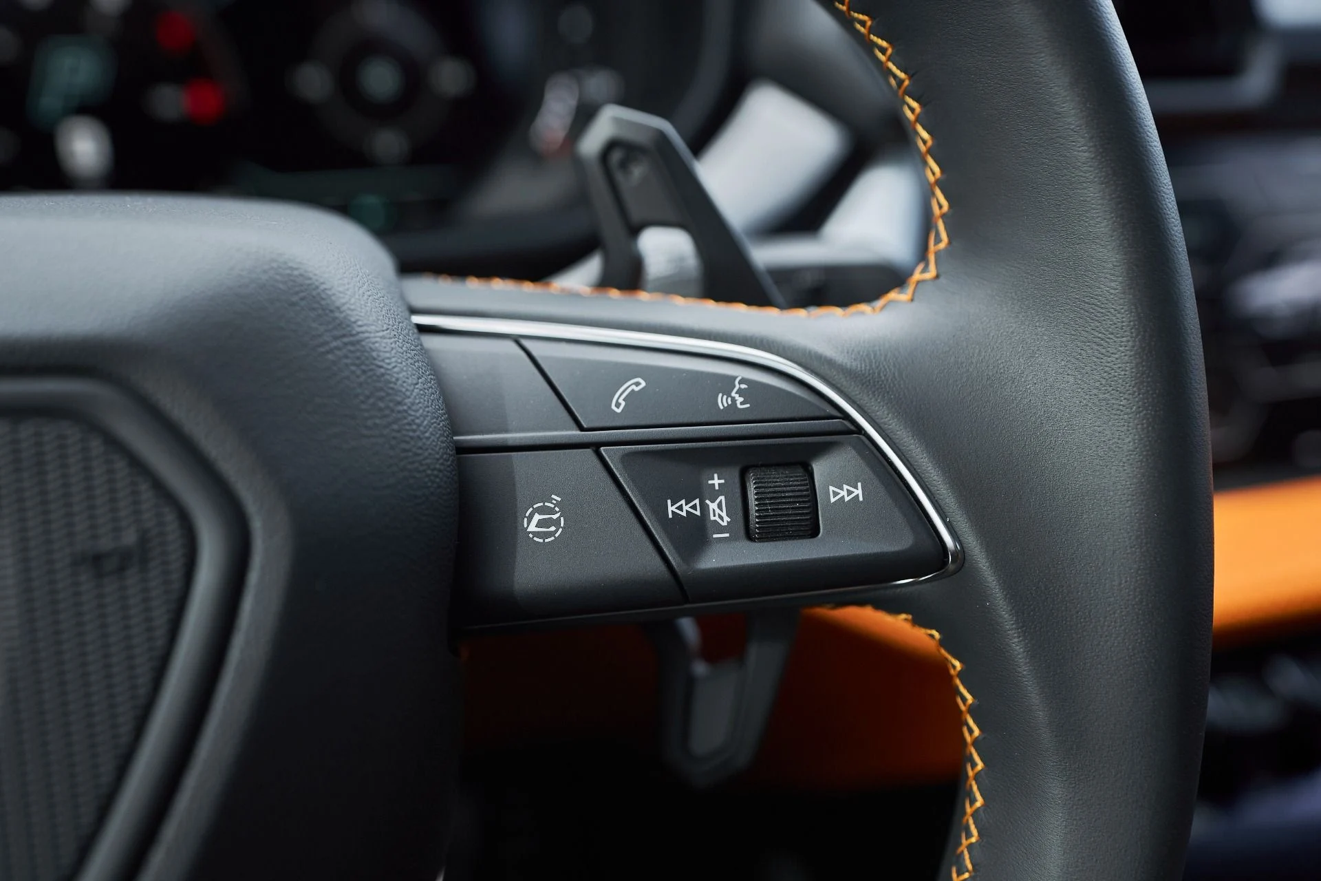 mph056_2554190665_Used_2025_Lamborghini_Urus_SE_1763677069_f25c0551b0