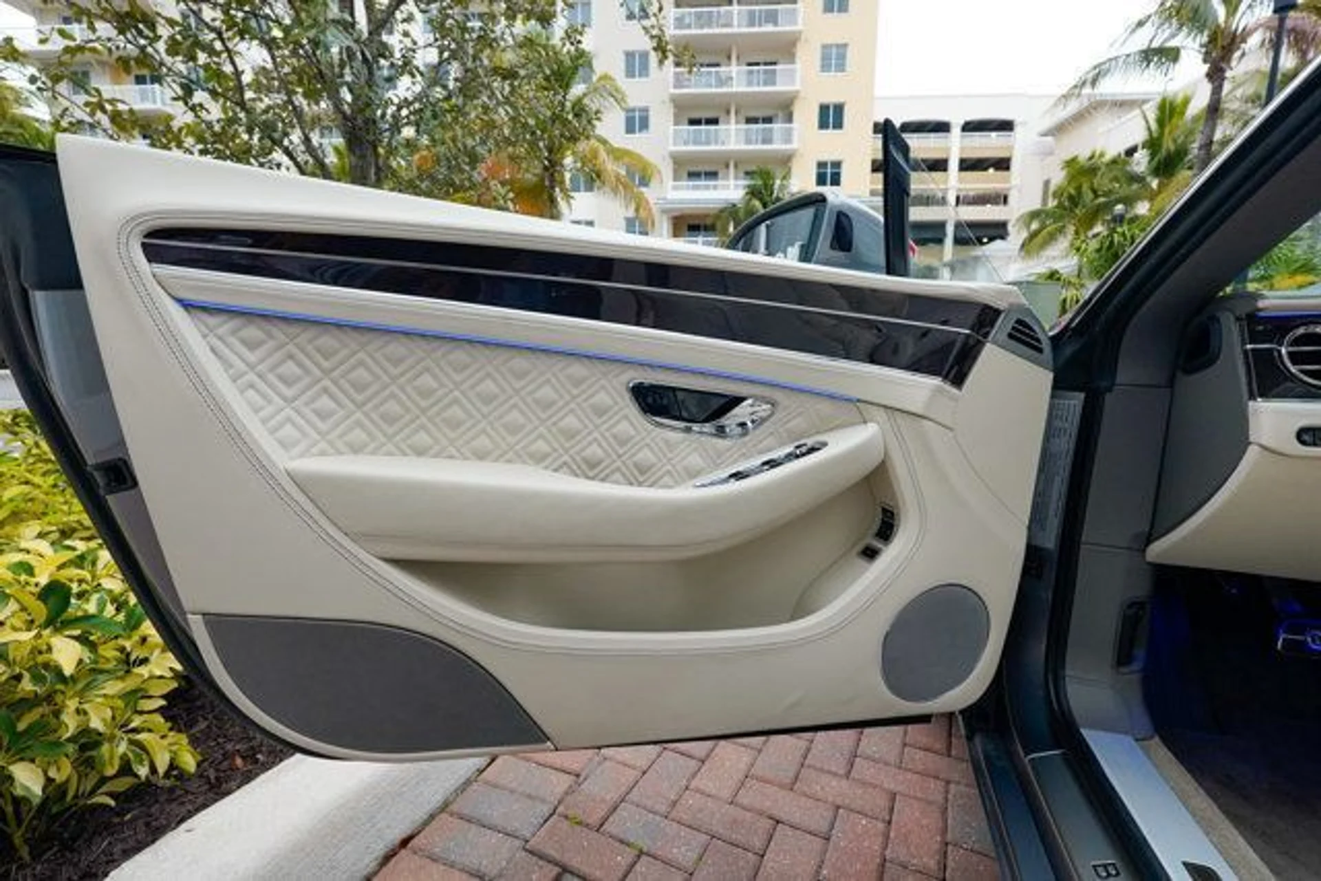 mph056_2631875864_22974034_57_640_a0585b2331