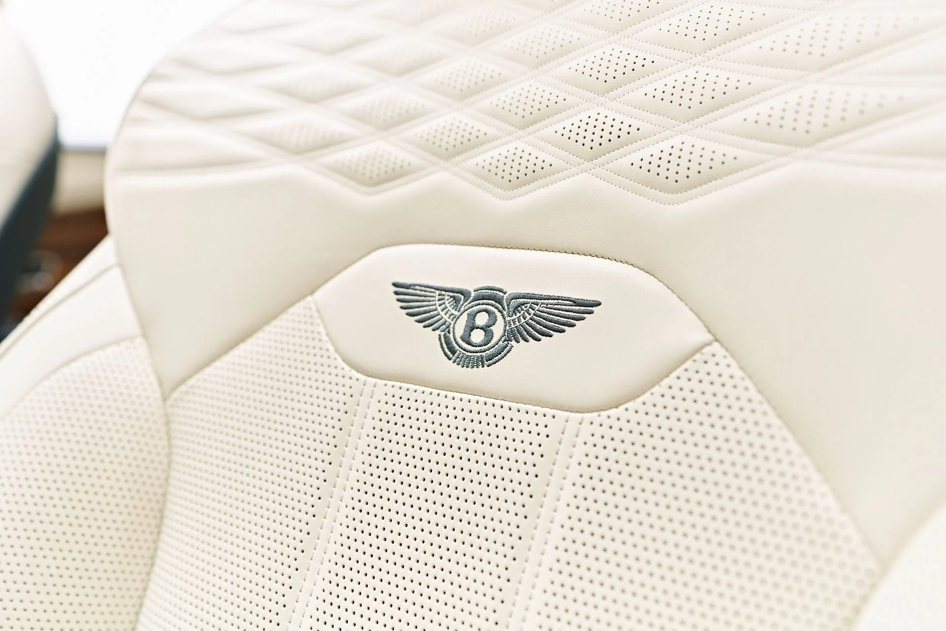 mph056_2663156402_Used_2023_Bentley_Bentayga_EWB_1754782477_da4634cedb
