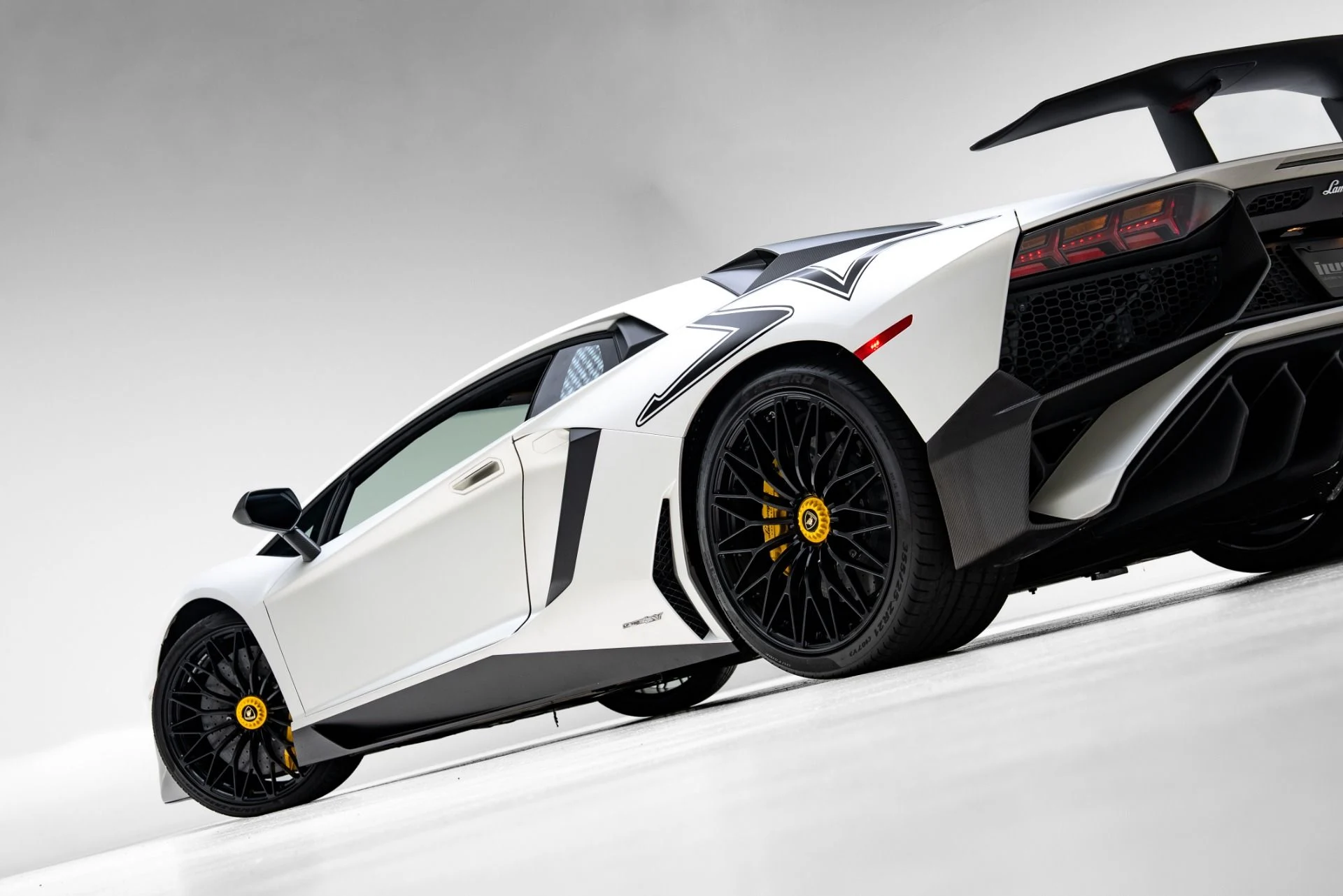 mph056_2690959280_Used_2016_Lamborghini_Aventador_SV_1775078140_48ff159717