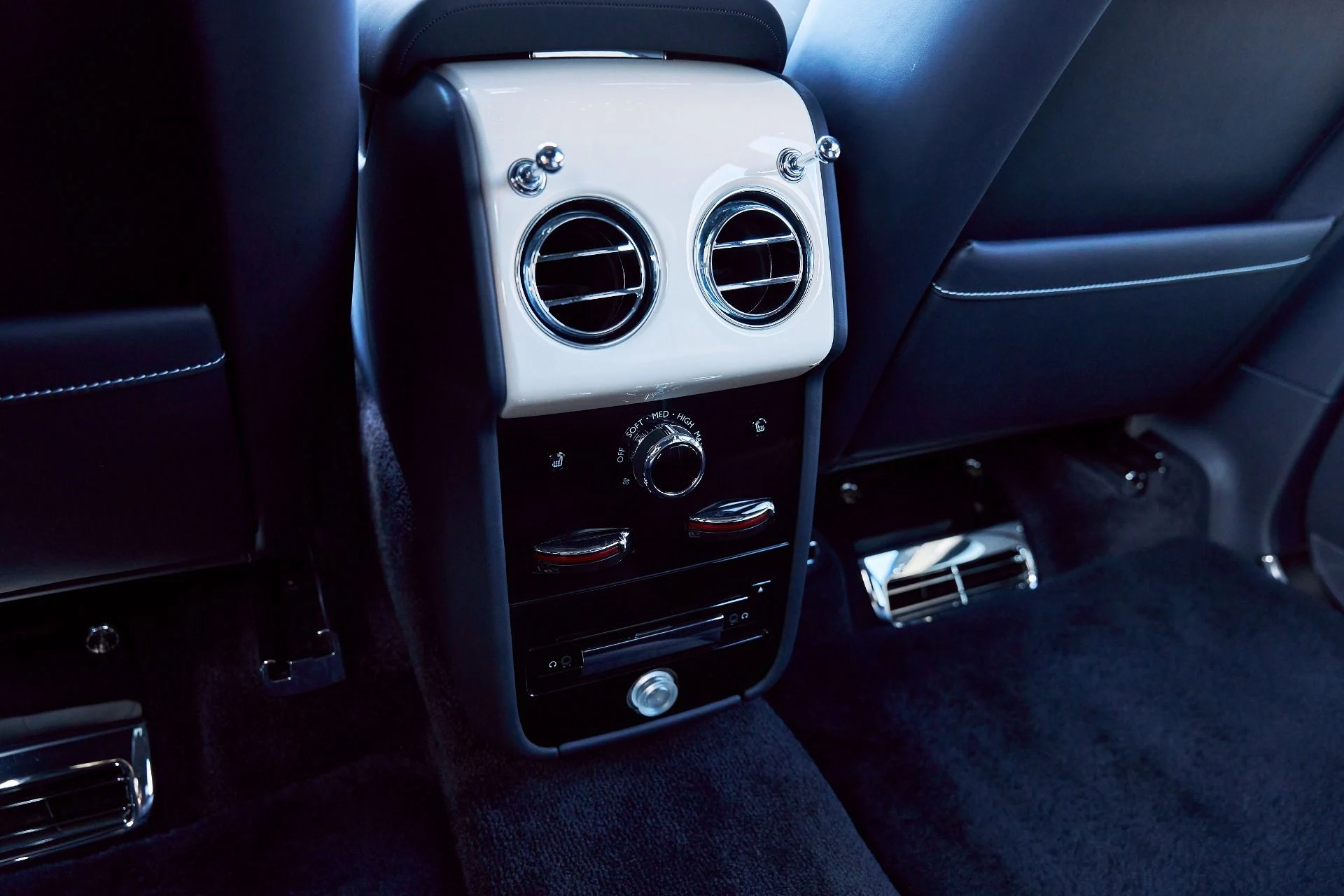 mph056_27372450_Used_2022_Rolls_Royce_Cullinan_Base_1767400136_47b42710a5