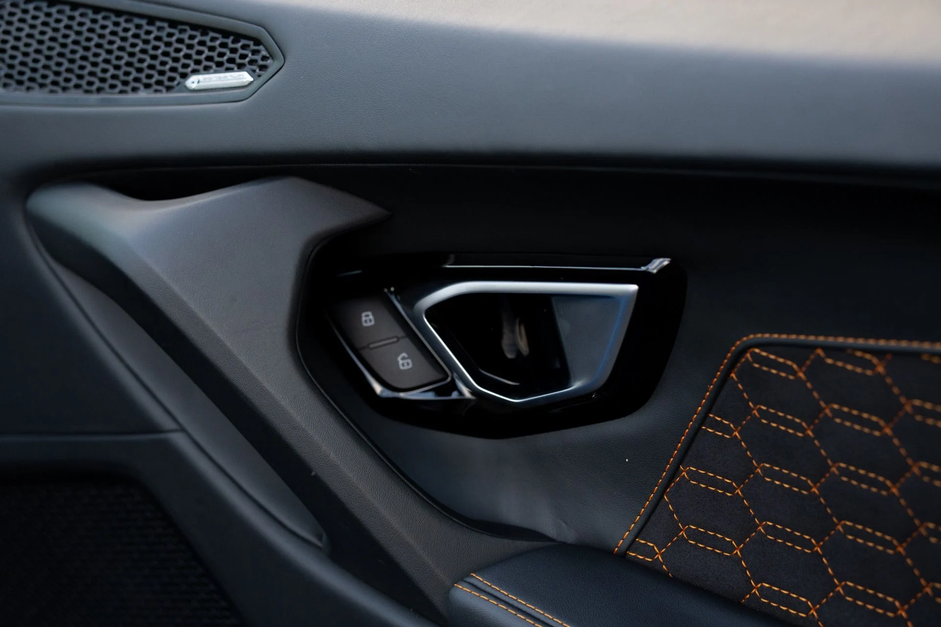 mph056_2737303286_Used_2023_Lamborghini_Huracan_EVO_Spyder_1763055563_95d0d28de1