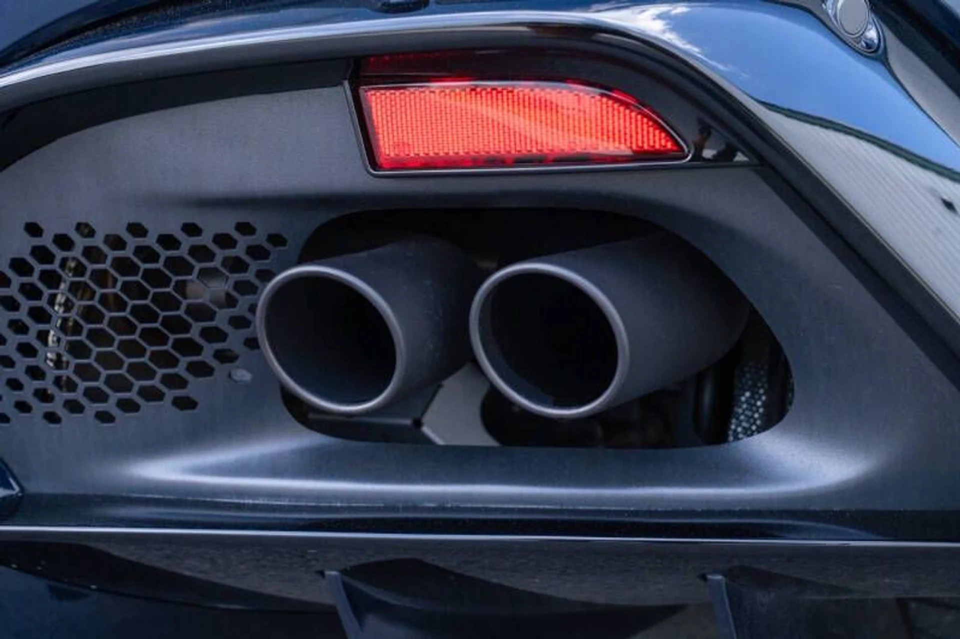 mph056_2817928562_2020_aston_martin_vantage_base_2dr_coupe_78a7dae288