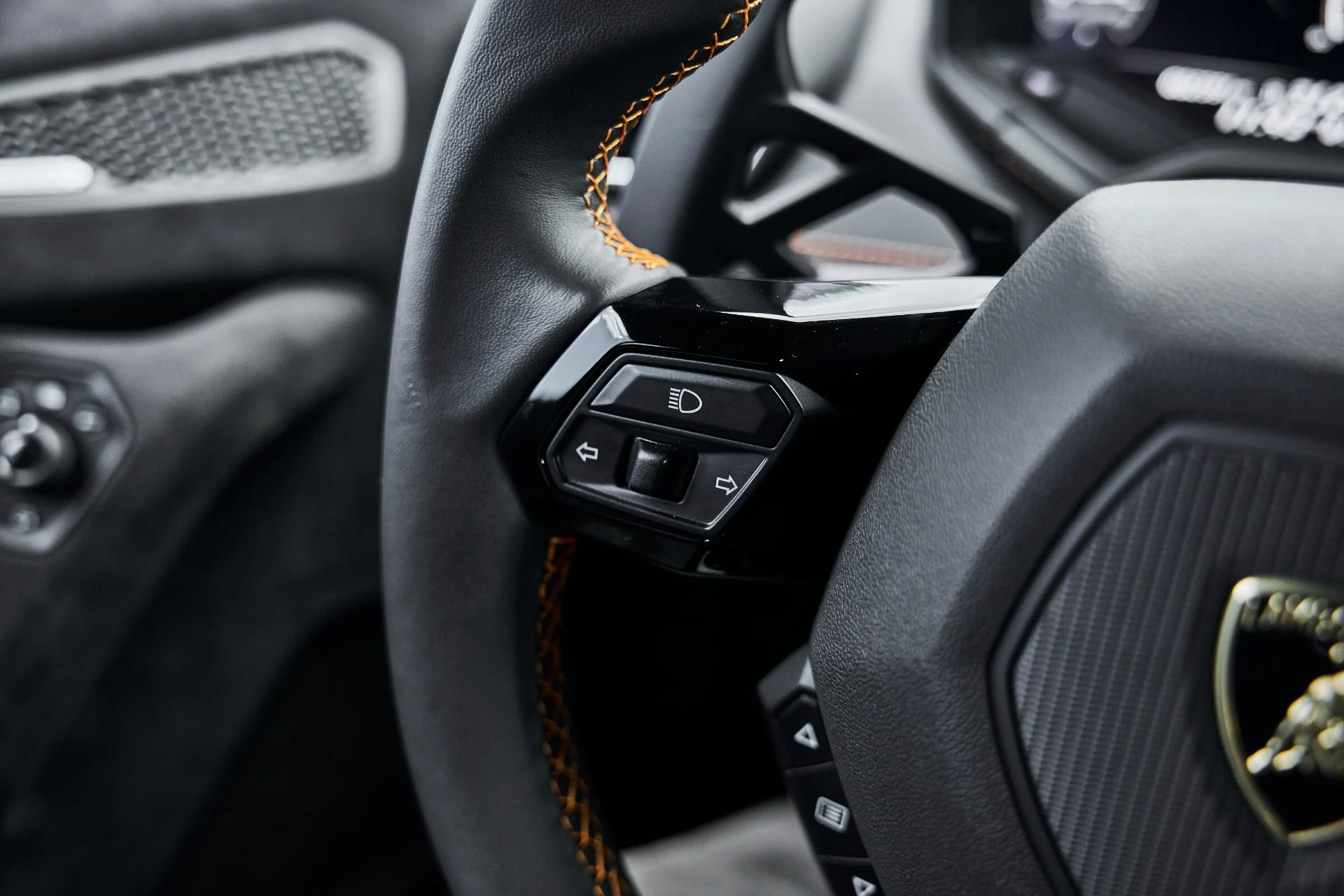 mph056_2898120686_Used_2023_Lamborghini_Huracan_Sterrato_Base_1780101808_762fe098f6