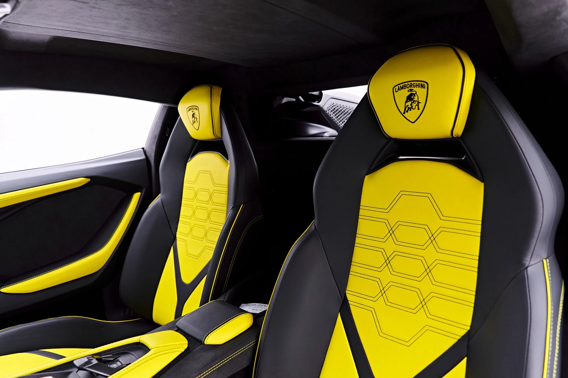 mph056_2976894149_Used_2026_Lamborghini_Revuelto_Base_1782198307_29a7d4a938