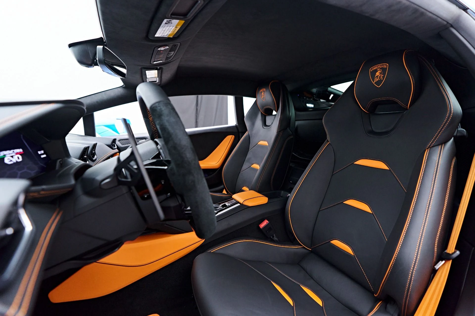 mph056_2985402871_Used_2022_Lamborghini_Huracan_EVO_Base_1755812444_a7e3a92172
