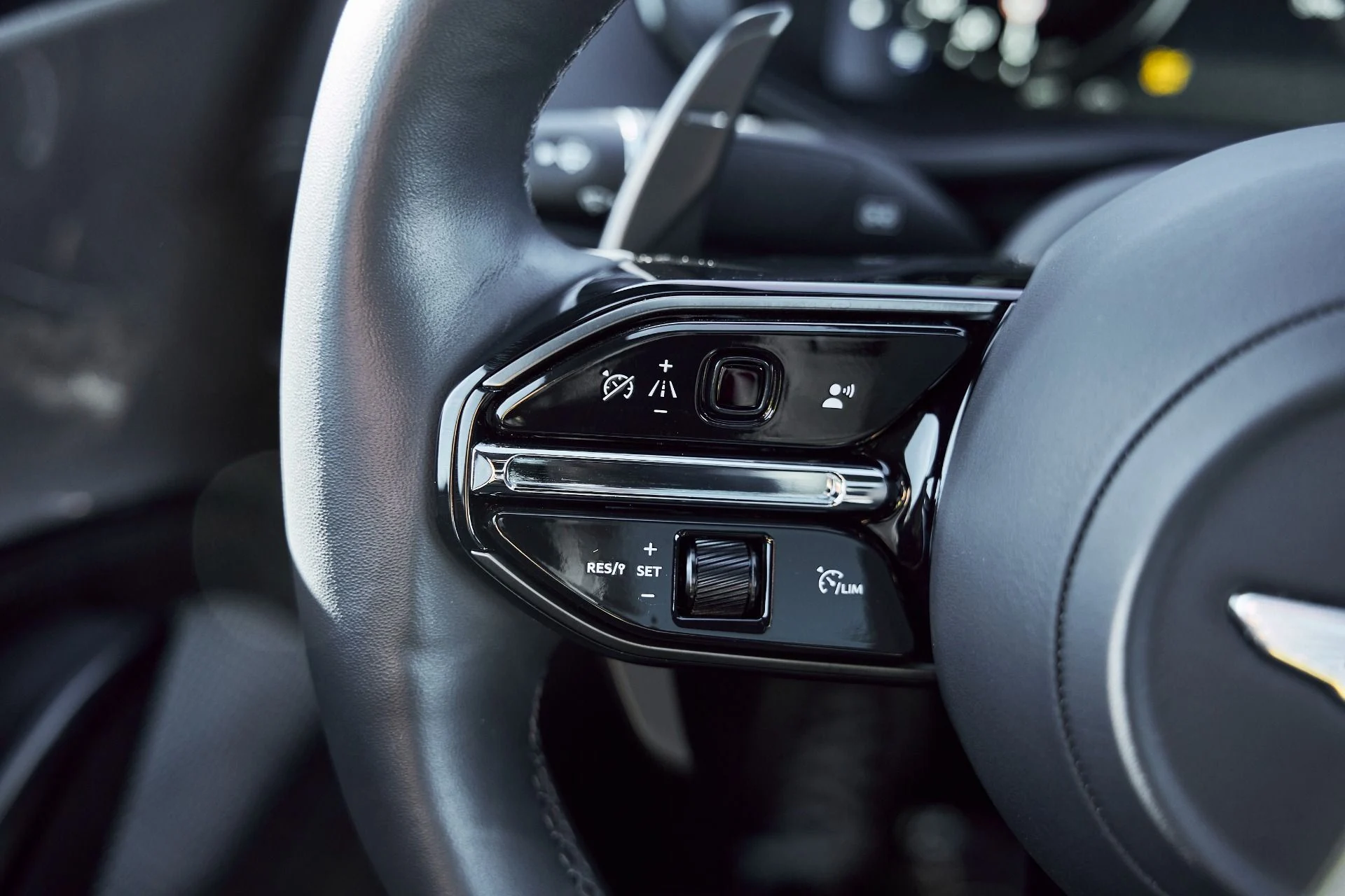 mph056_3000800560_Used_2025_Aston_Martin_DBX_707_1767063244_79cb105d1b