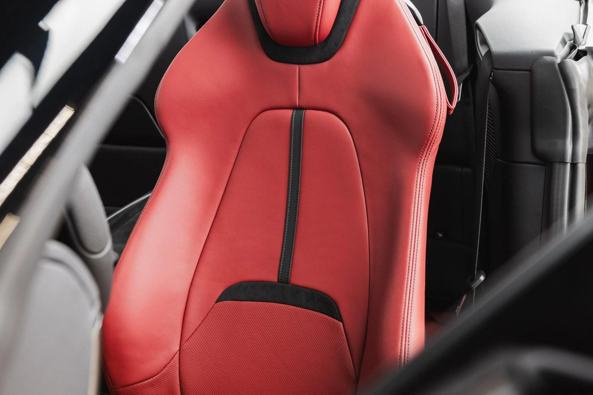 mph056_3045269427_Used_2024_Ferrari_Roma_Spider_1777350165_52678373d3