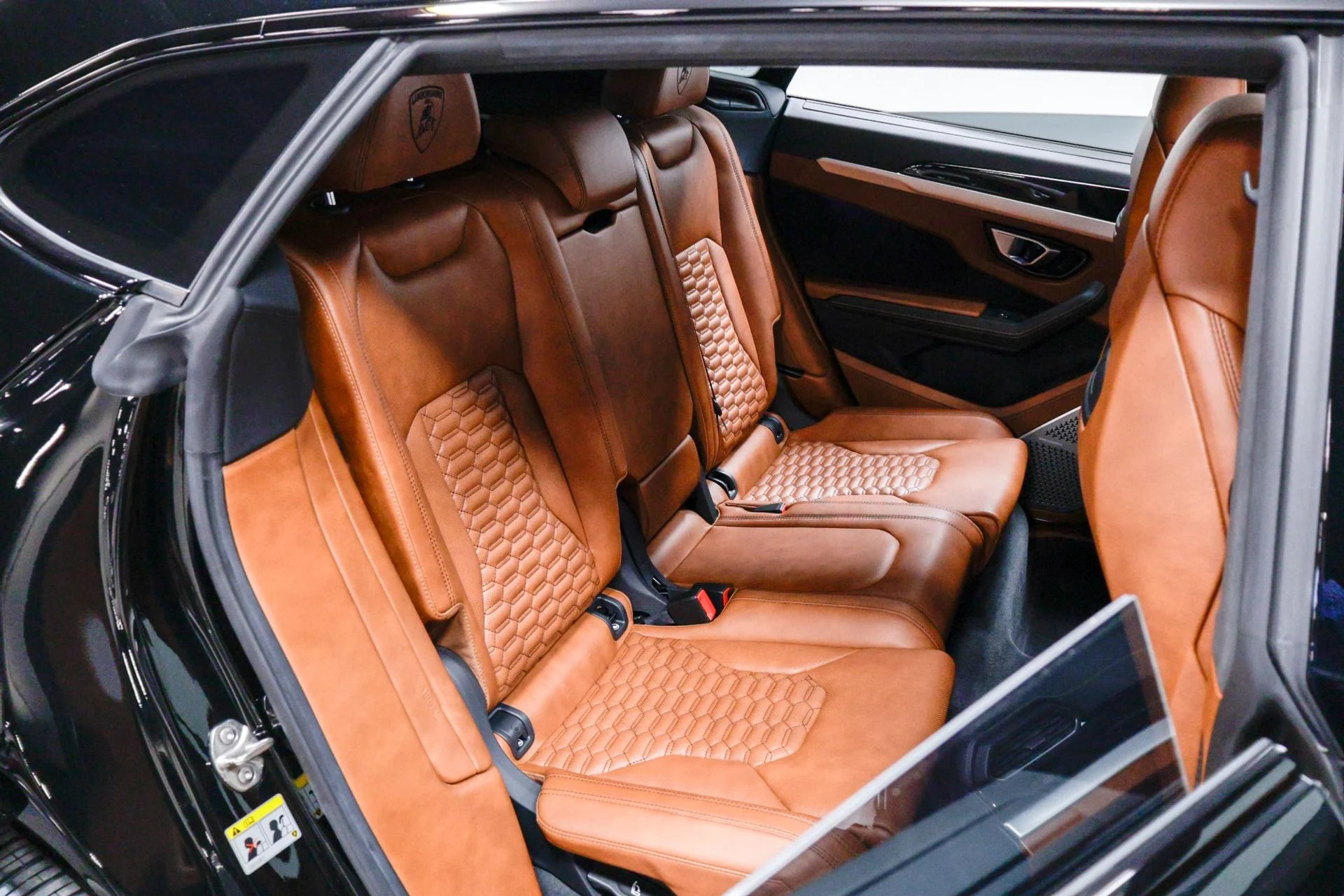mph056_3067945956_Used_2019_Lamborghini_Urus_1760386221_8421704365