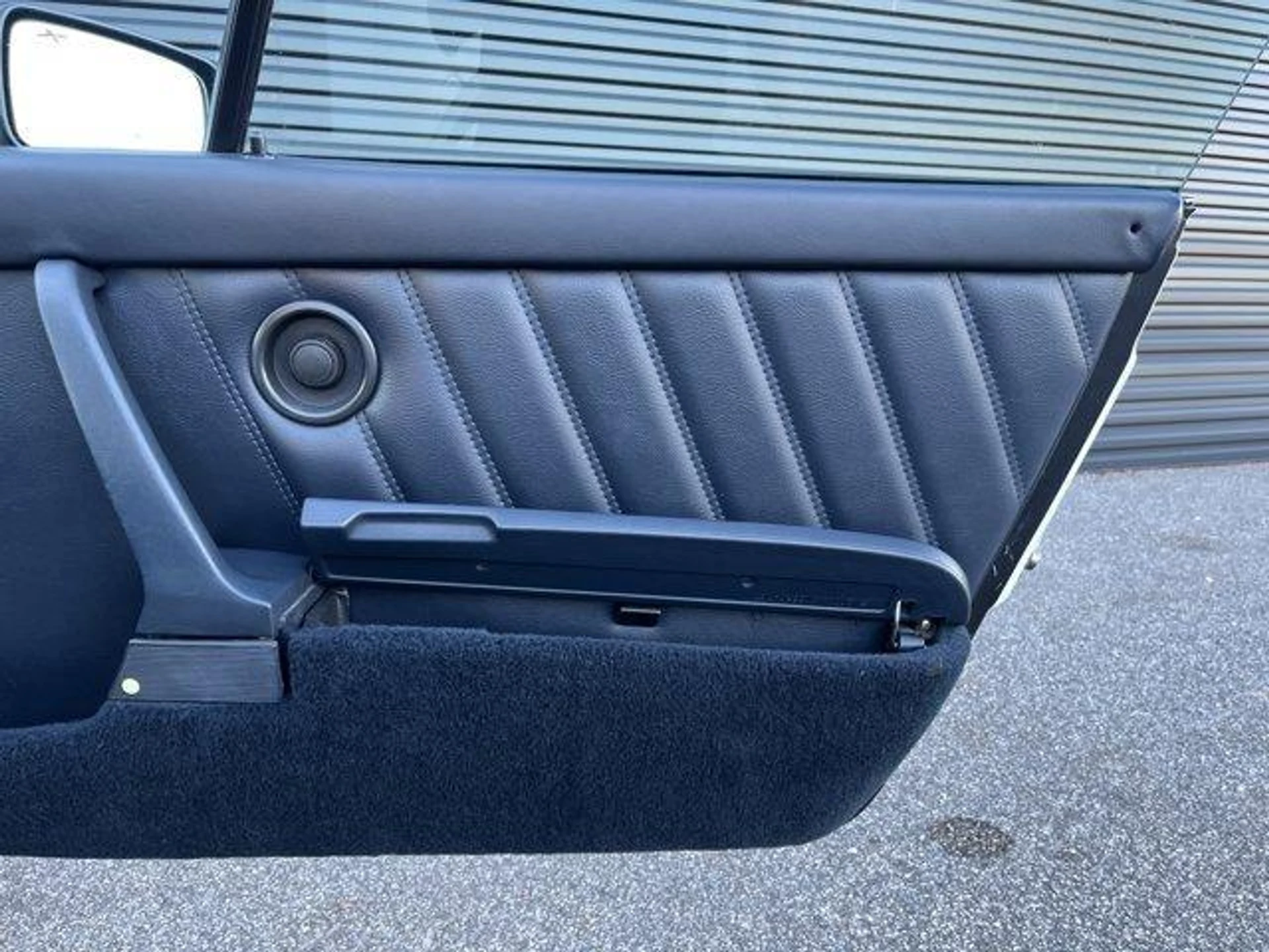 mph056_3393120871_z_R8l_v_Ye_M_Ue6n6_W_Yi1lfn_On_Wt_LI_009e643955