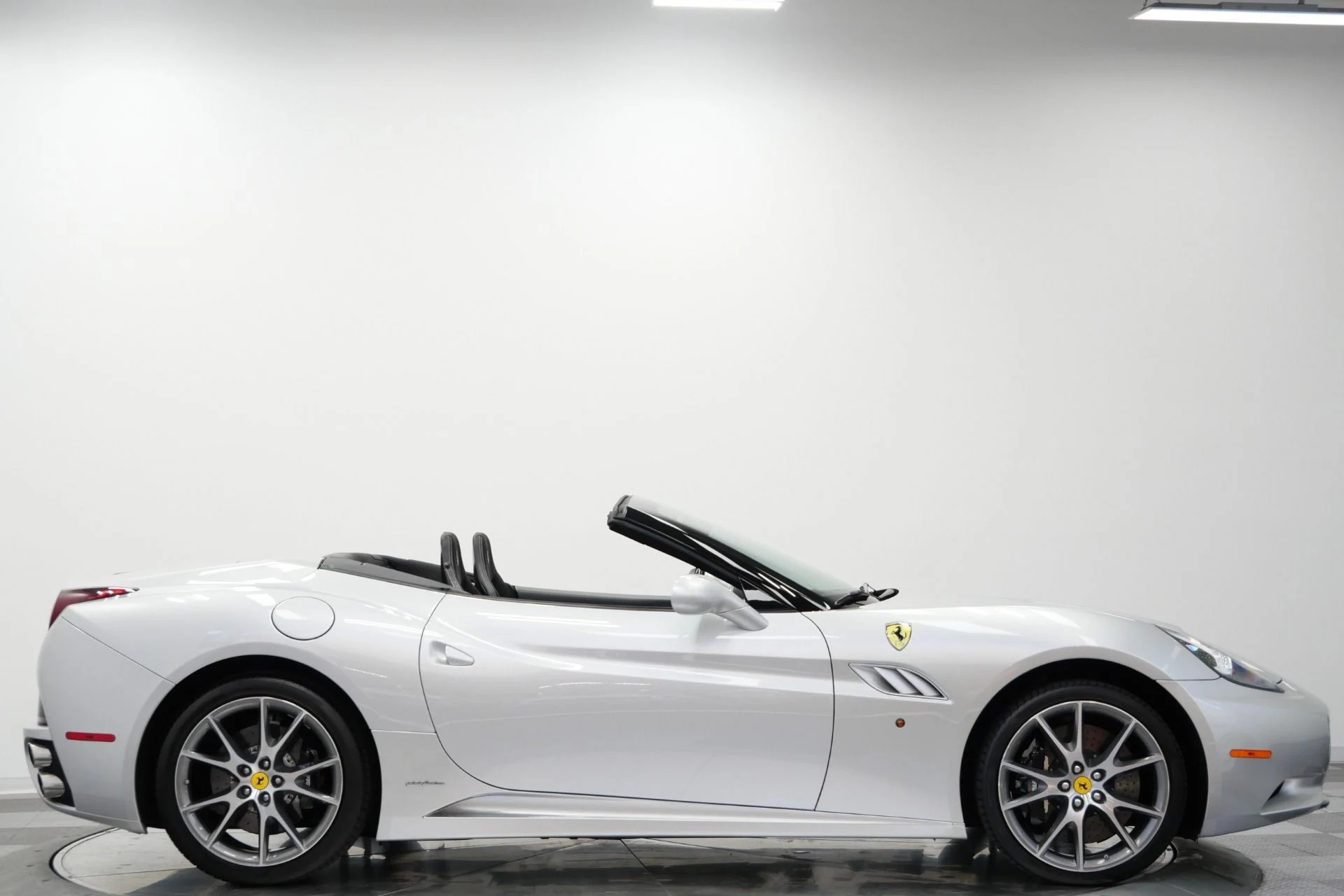 mph056_3471708595_Used_2011_Ferrari_California_Rare_Two_Tone_Paint_Rare_Carbon_Fiber_Bucket_Seats_Low_Miles_1788365594_3affff52f9