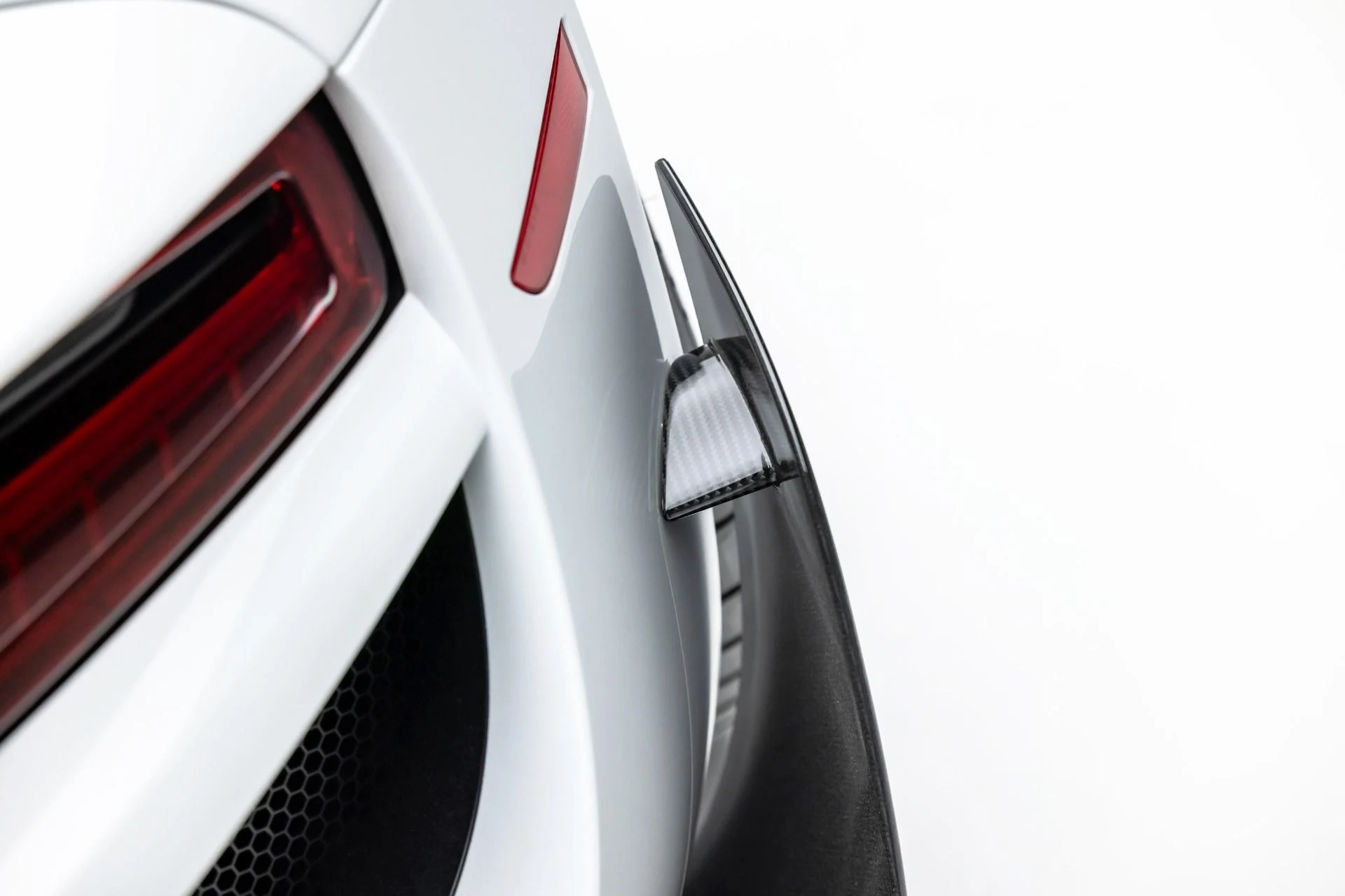 mph056_3586859539_Used_2015_Porsche_918_Spyder_1740676476_80b35e411b