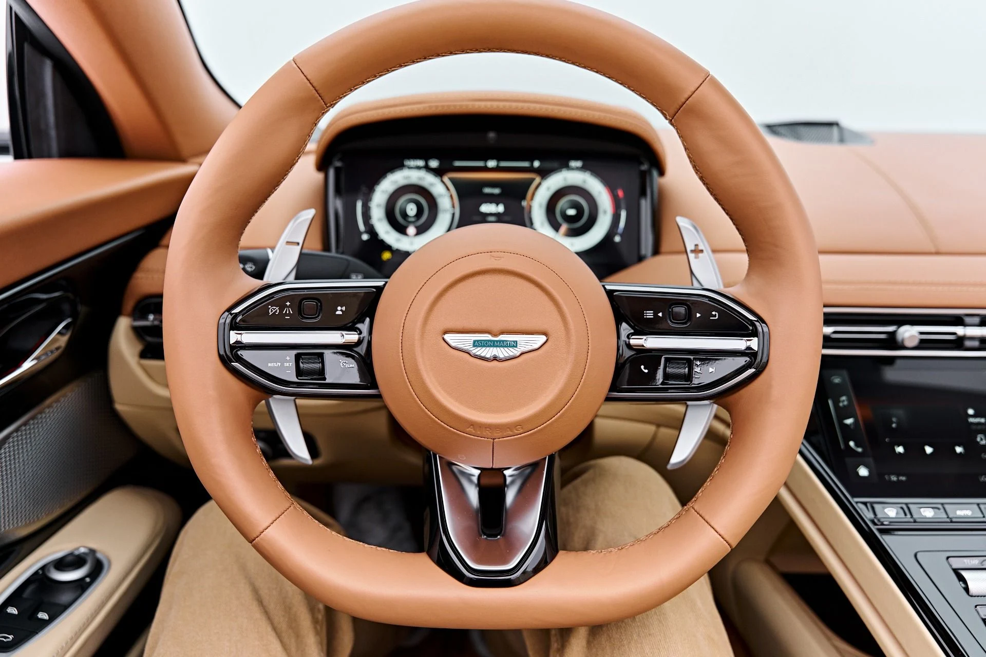 mph056_3801062596_Used_2025_Aston_Martin_DB_12_Volante_1791997294_a5019846bb