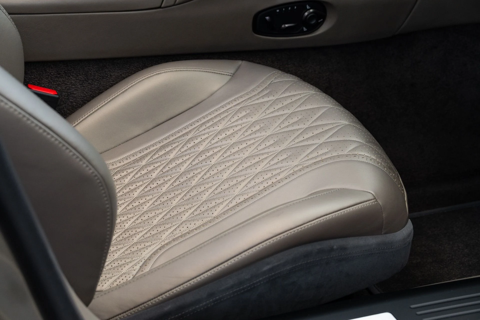 mph056_4007383374_Used_2024_Aston_Martin_DB_12_Volante_1777693541_b76351f8d7