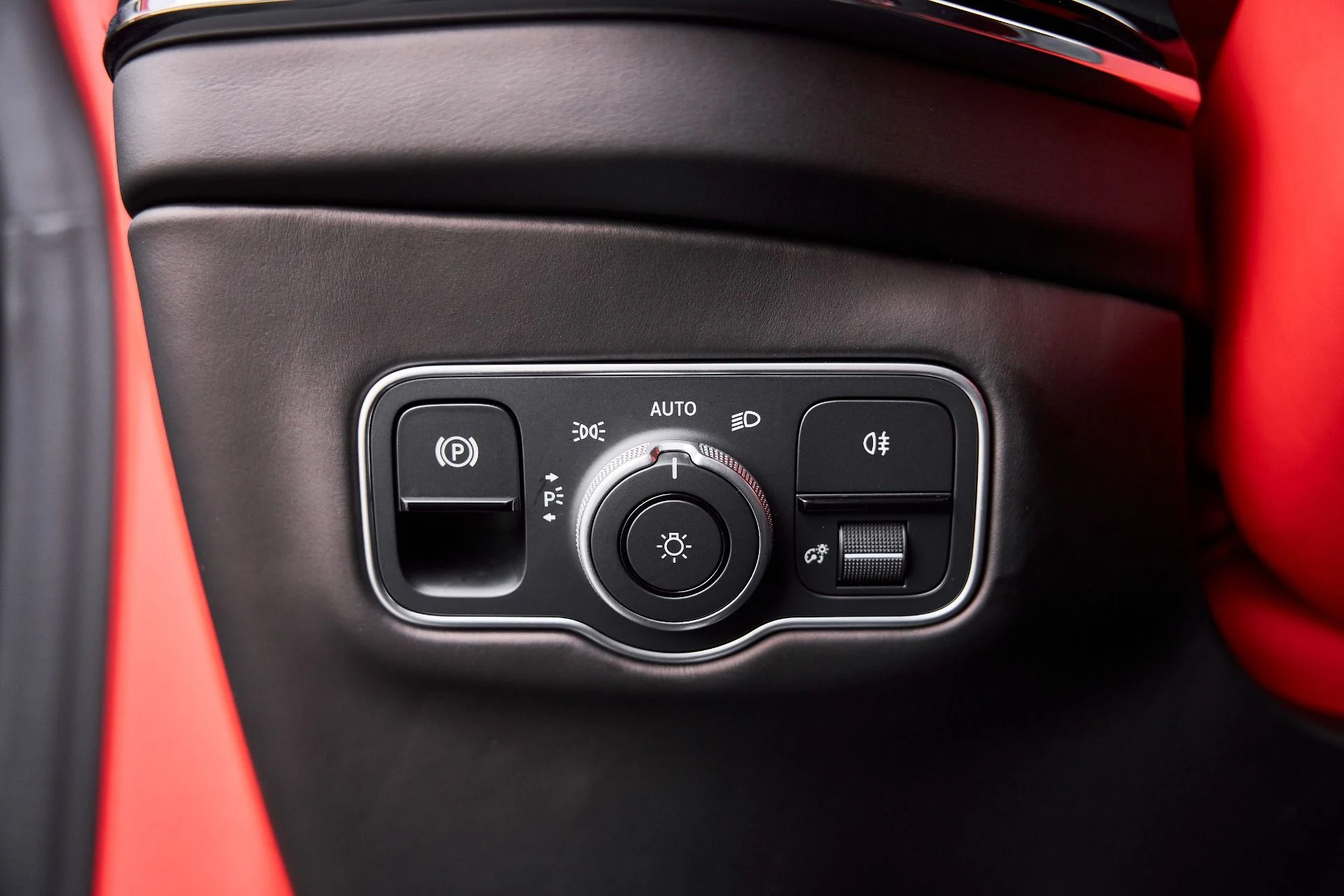 mph056_4015799908_Used_2025_Aston_Martin_DBX_707_1766785395_f63ed4c021