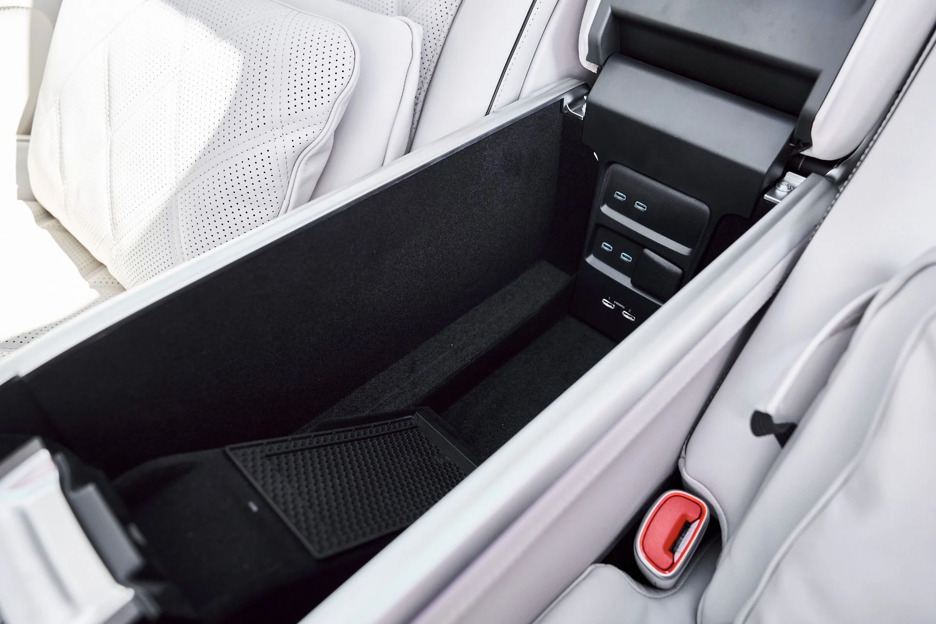 mph056_4099762288_Used_2025_Mercedes_Benz_EQS_Maybach_EQS_680_1773365893_09d32daca1