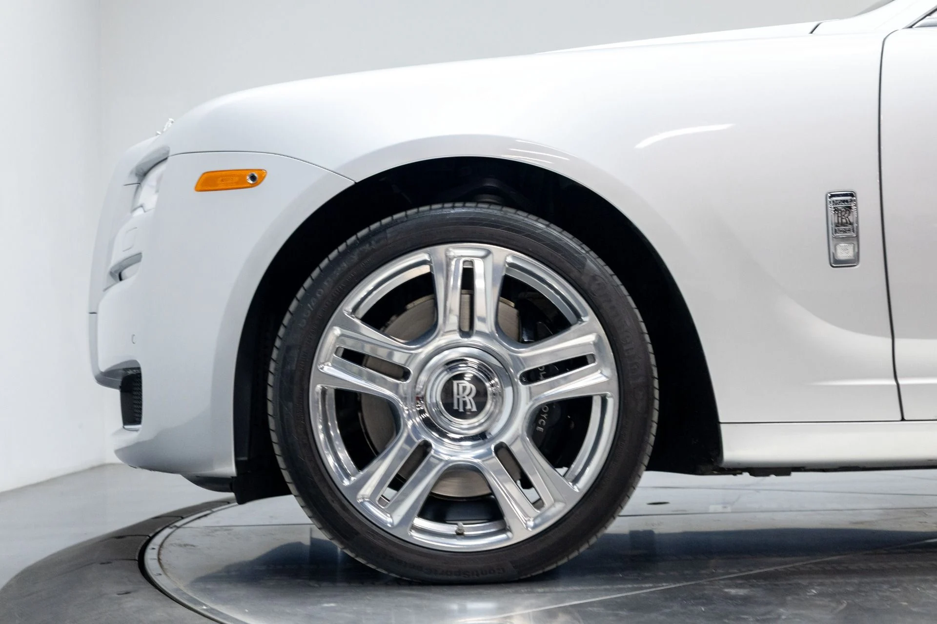 mph056_416912504_Used_2015_Rolls_Royce_Ghost_1760219601_85f5d3aeab