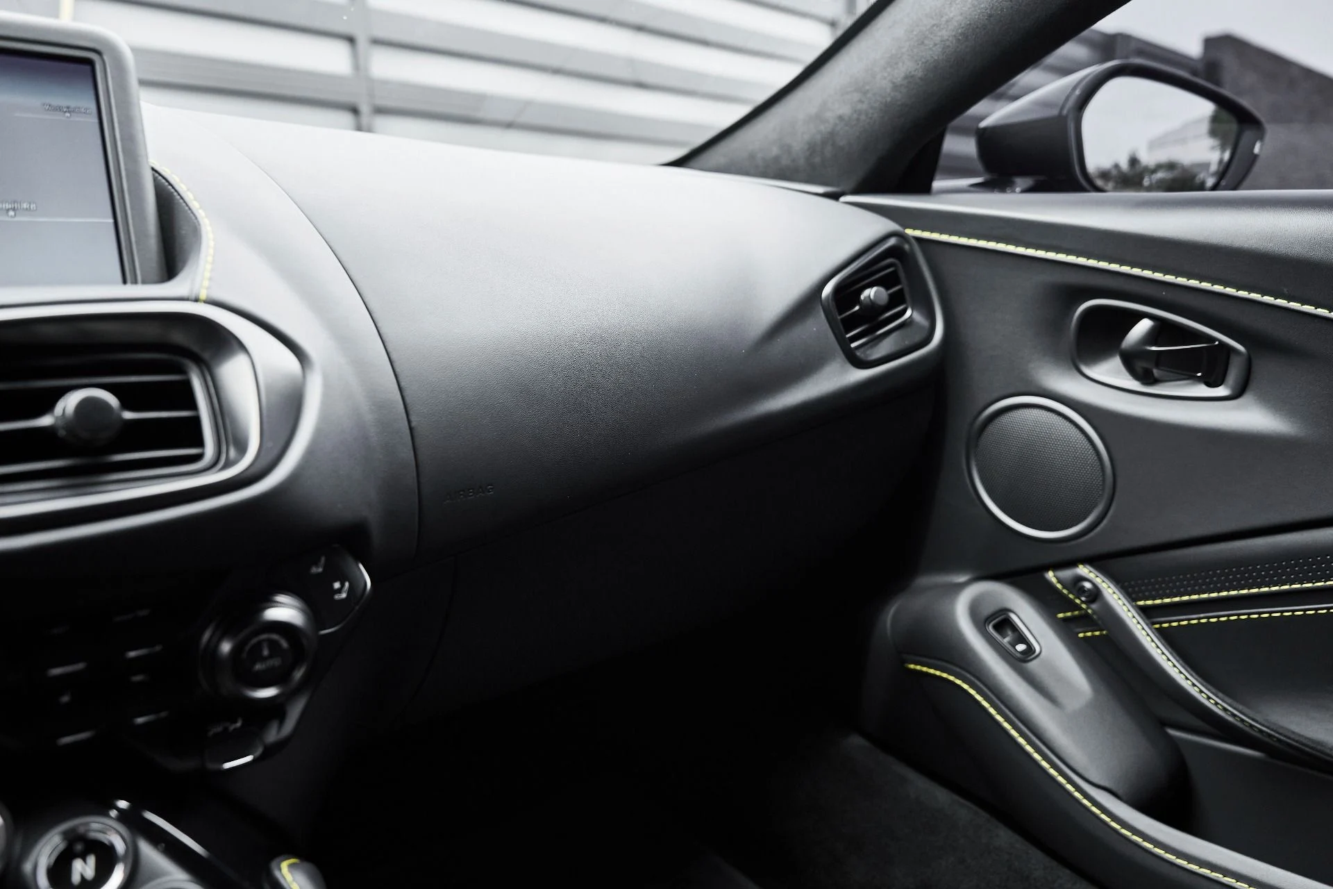 mph056_4192937097_Used_2023_Aston_Martin_Vantage_1775333382_de178dc5e0